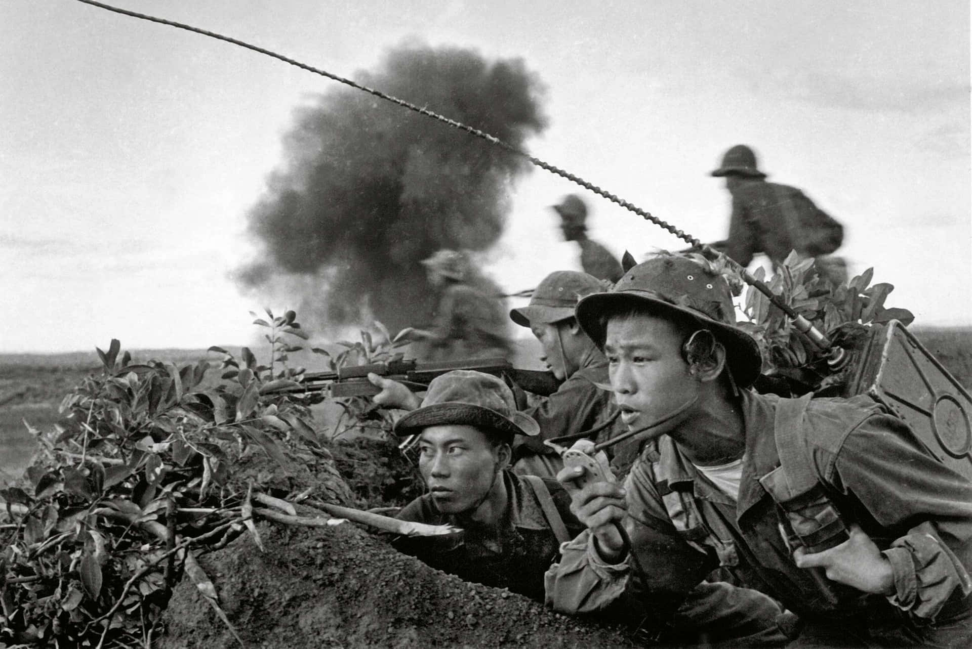 戰鬥中，戴頭盔的士兵從泥濘的戰壕中開火。