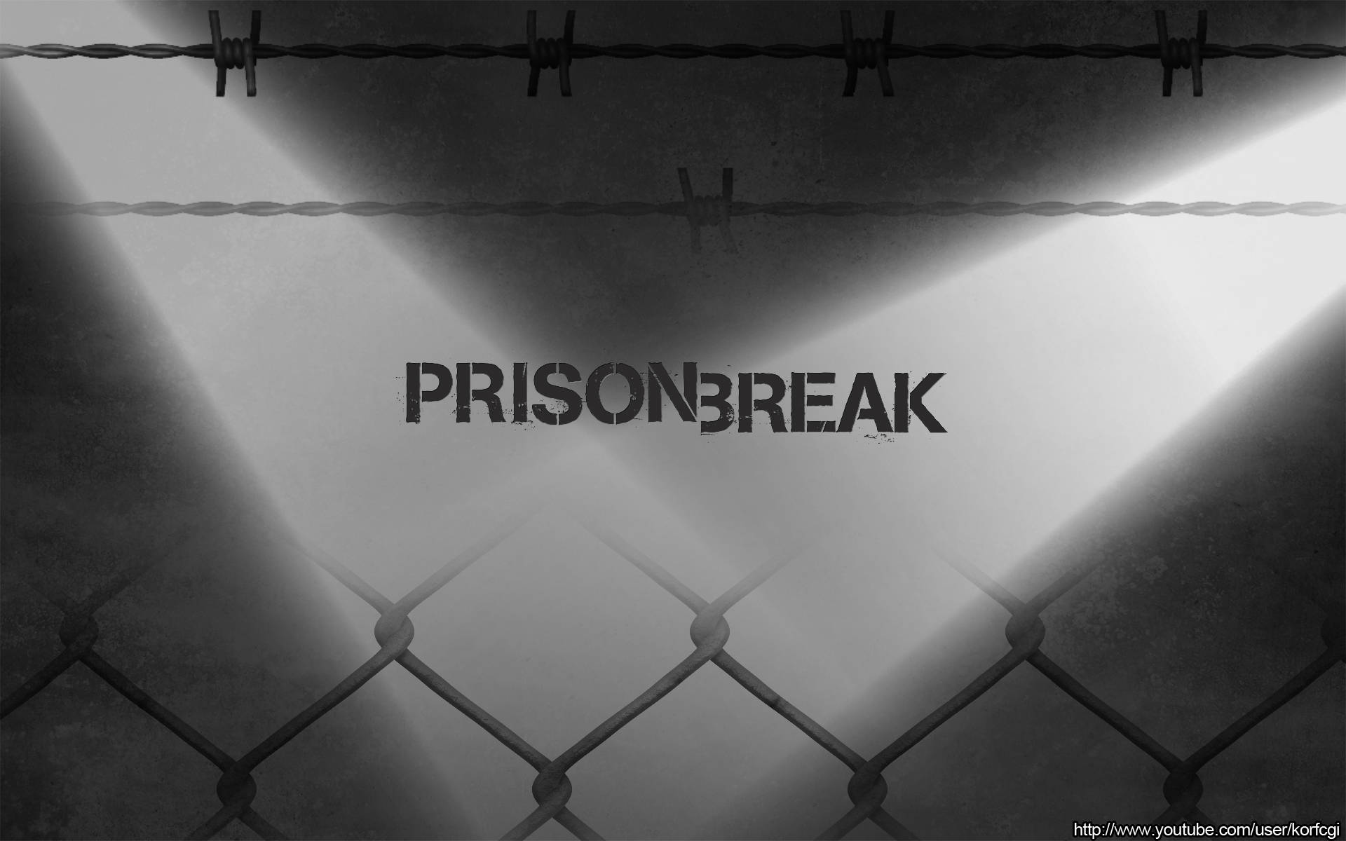強光下鐵絲網鏈條圍欄後面的 Prison break 文字。