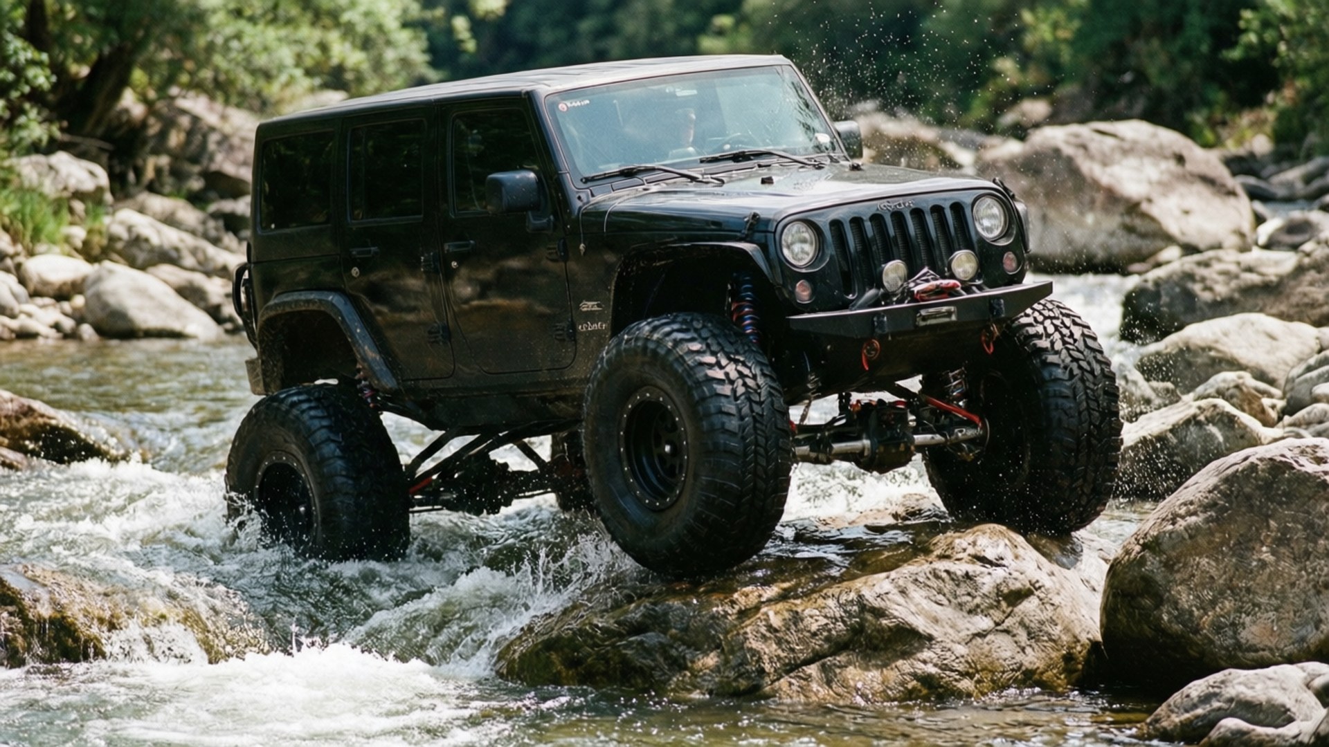 黑色升高Jeep Wrangler穿越岩石河流濺起水花