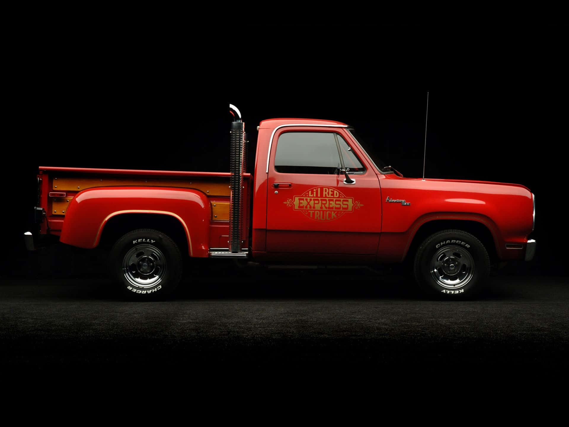 紅色復古皮卡車帶有「Lit Red Express Truck」標誌，在工作室燈光下。