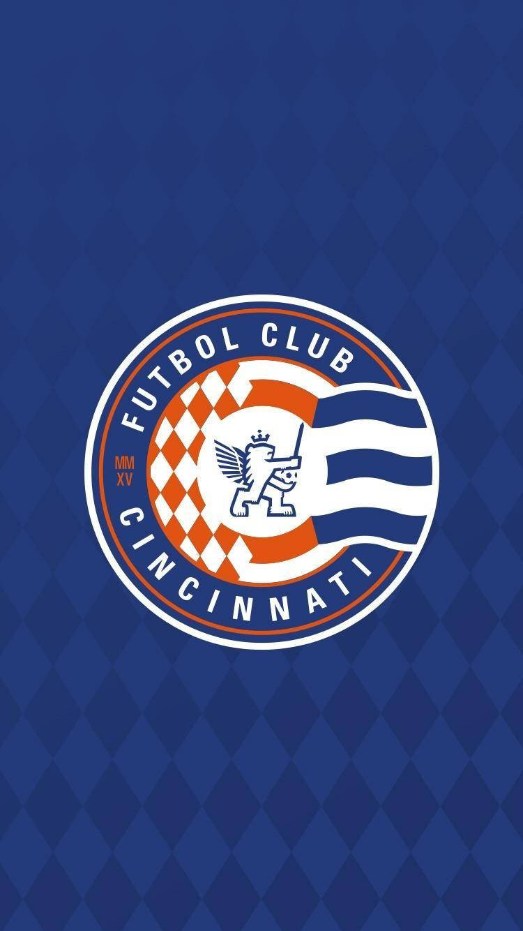Futbol Club Cincinnati 足球隊標誌在藍色菱形背景上。