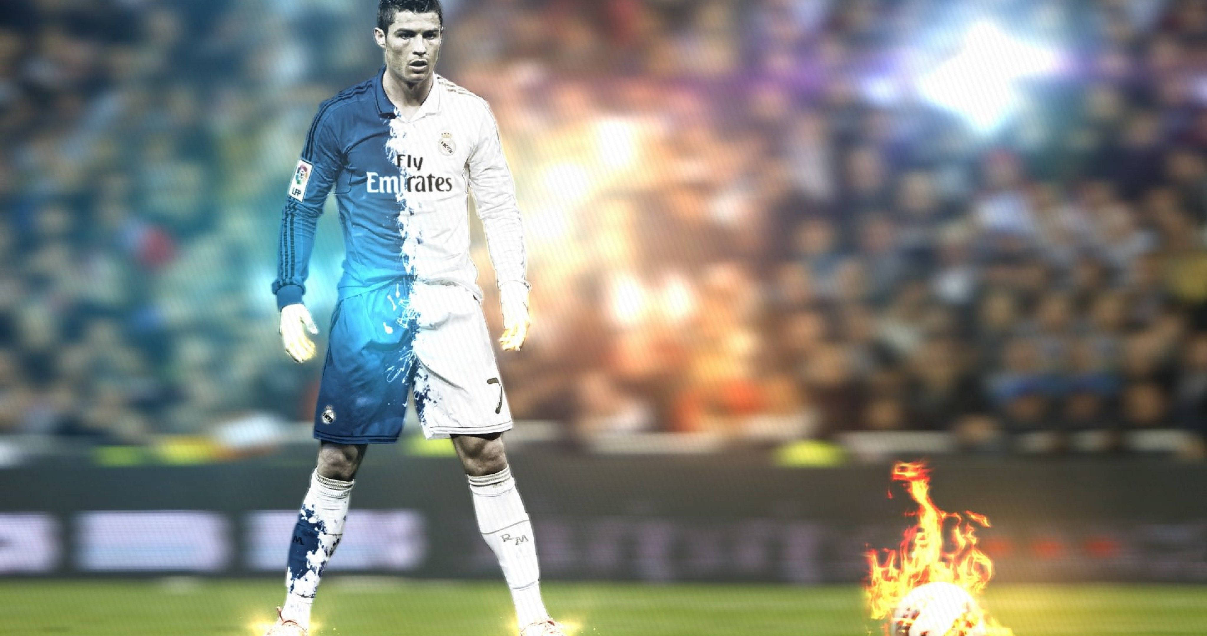 Cristiano Ronaldo 桌布 壁紙 — 足球員基斯坦奴·朗拿度站在球場上，身穿半藍半白的球衣，腳下的足球噴出火焰。