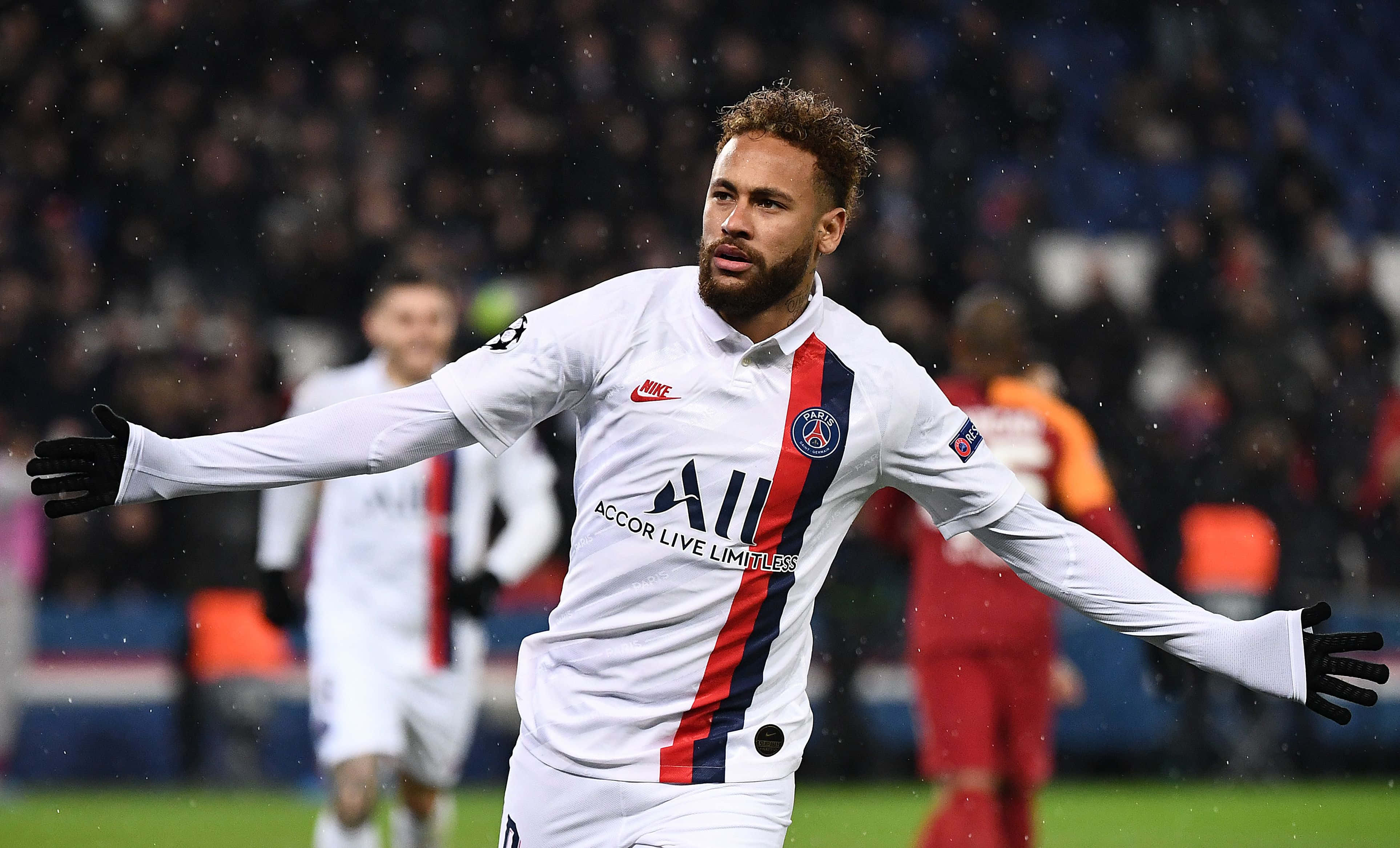 Neymar 桌布 壁紙 — 足球員尼馬在一個下雨的夜晚，在座無虛席的球場上張開雙臂慶祝。