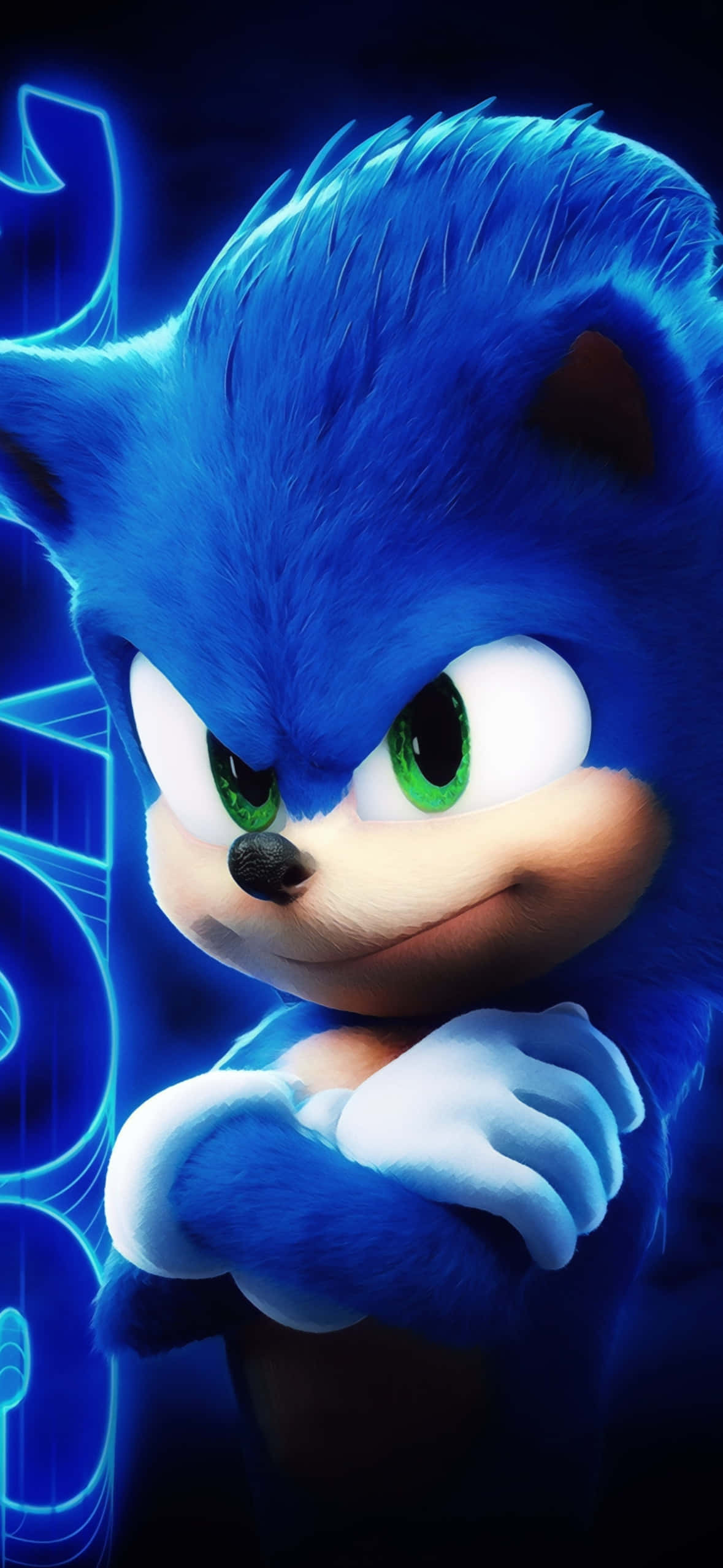足球場的近距離視角 壁紙 — Sonic the Hedgehog 自信地交叉雙臂站在發光的藍色霓虹背景前。