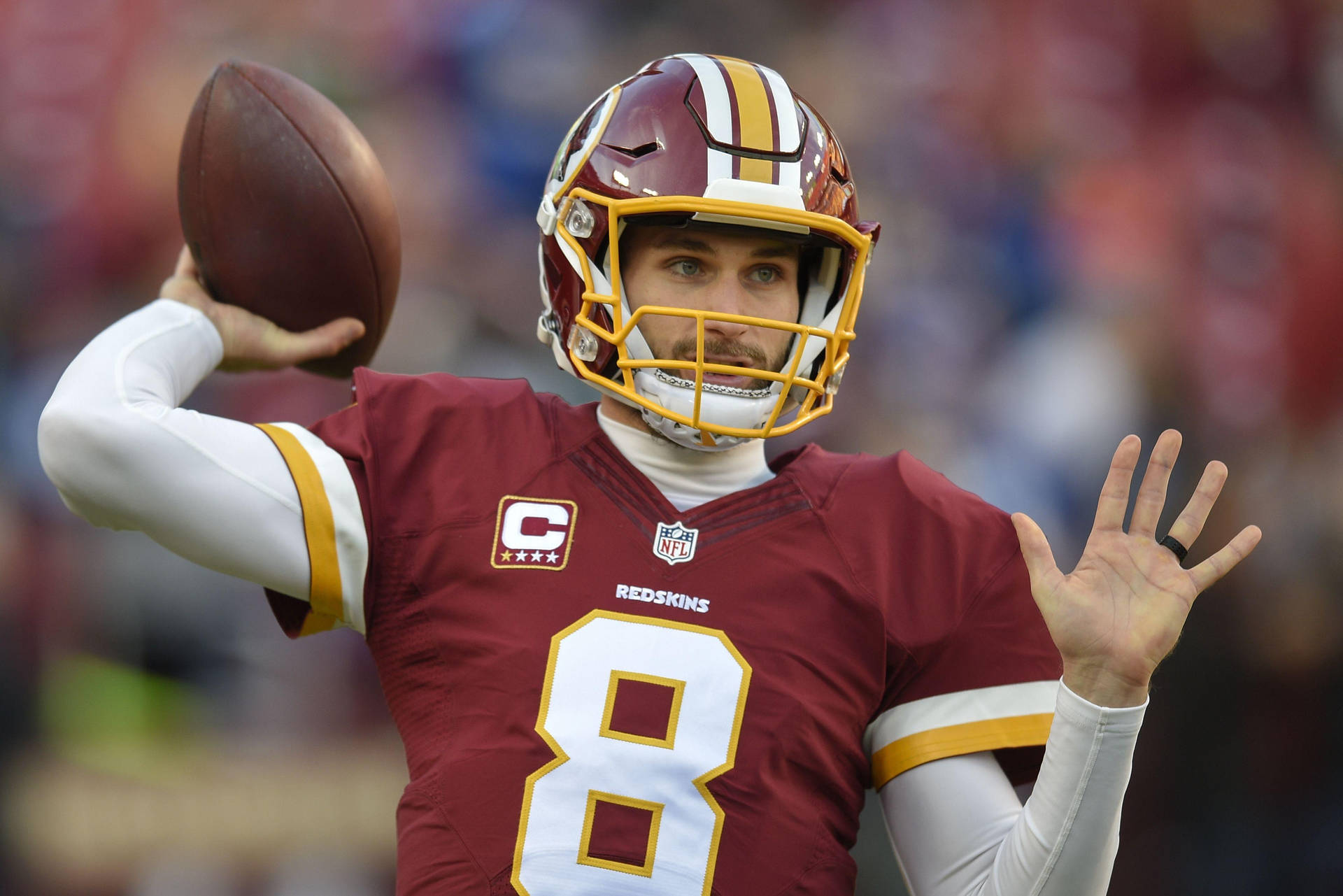 身穿栗色8號球衣的NFL四分衛準備擲出橄欖球。 — 明尼蘇達維京人 壁紙