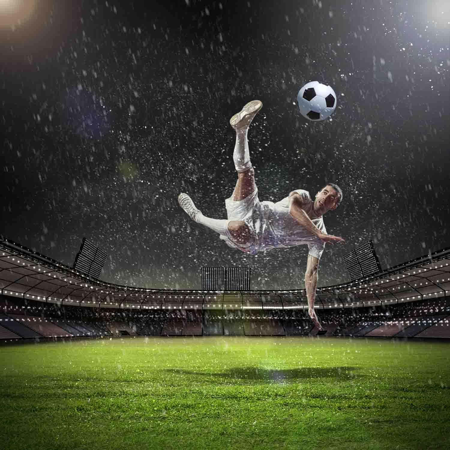 足球員在夜間雨中的球場上執行空中踢球。