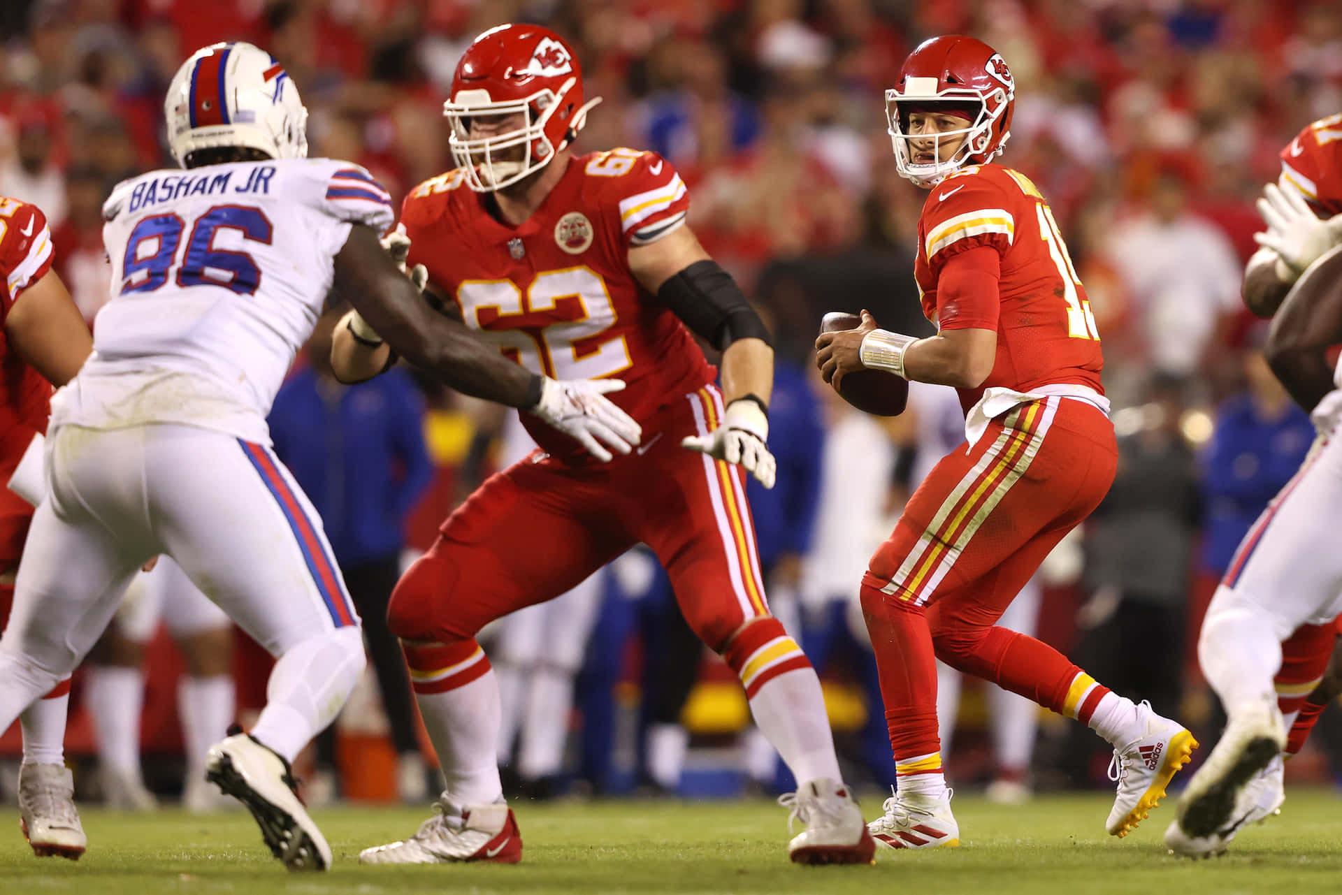 NFL美式足球運動員在夜間比賽中行動