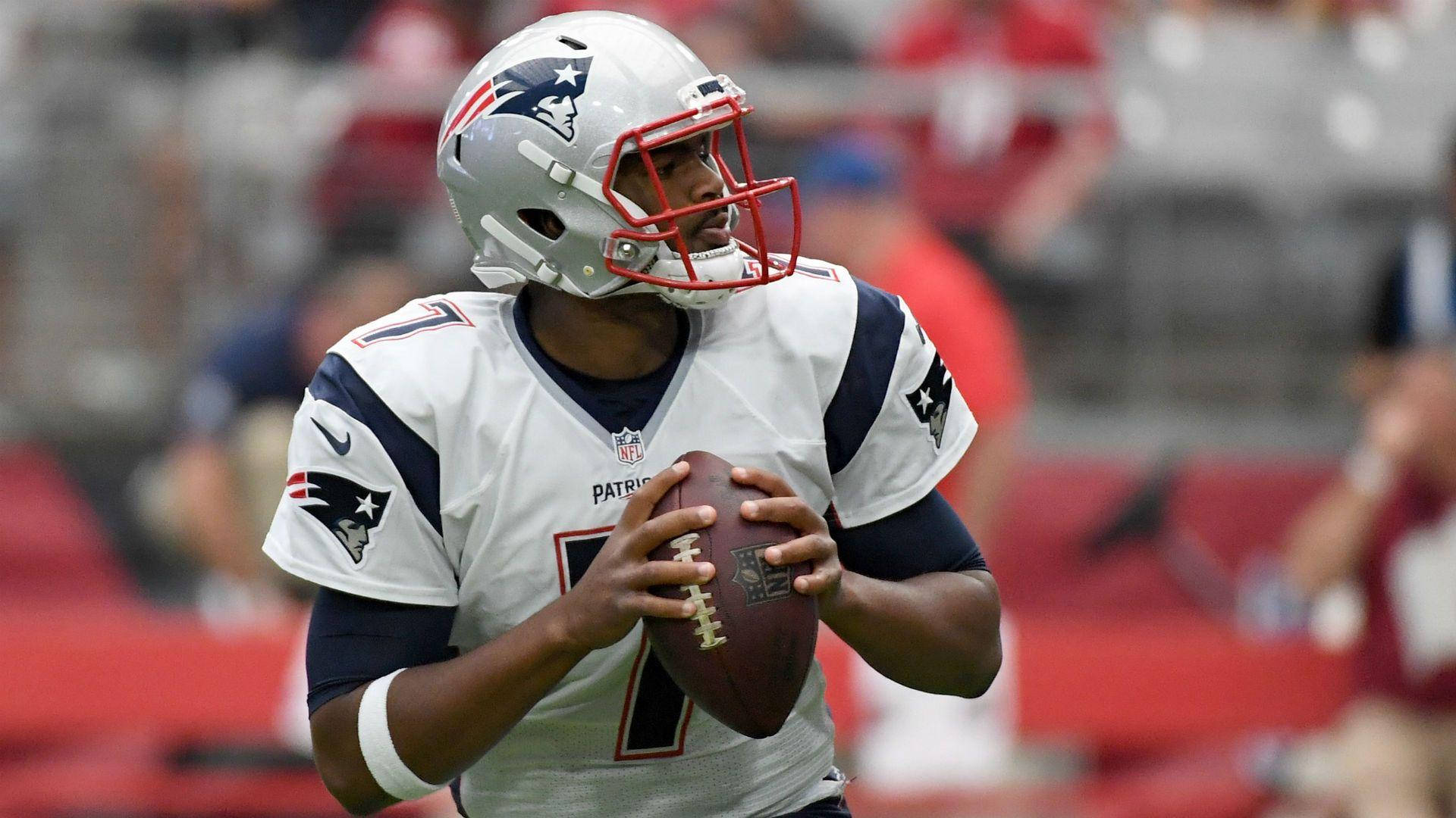 穿著愛國者隊制服的NFL四分衛在比賽中持球。