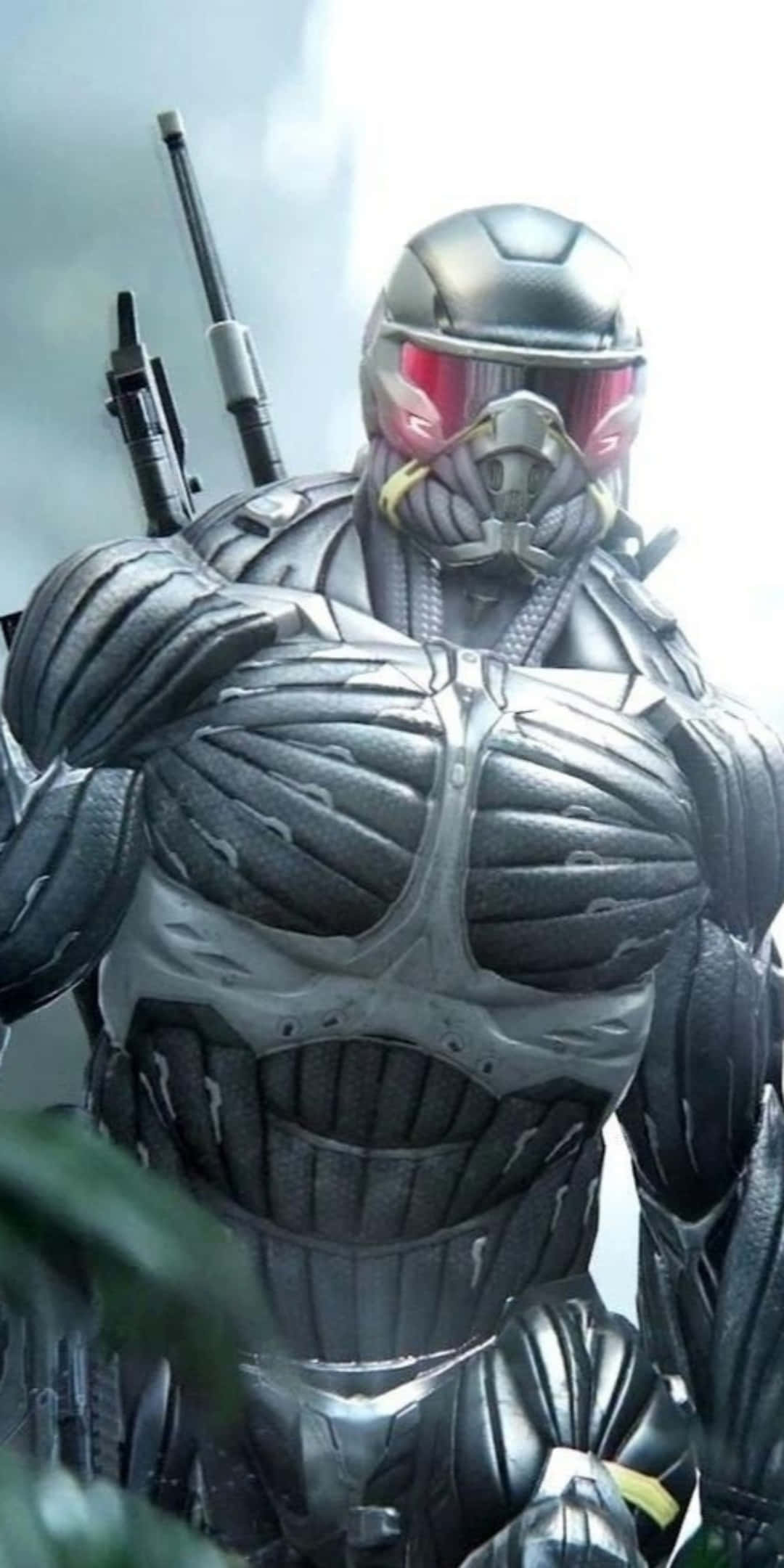 跟上時代節奏，暢玩 Pixel 3《Crysis 3》 壁紙 — 一名身穿重型裝甲的未來戰士，雙眼發出紅光，背上綁著武器，站在霧氣瀰漫的環境中。