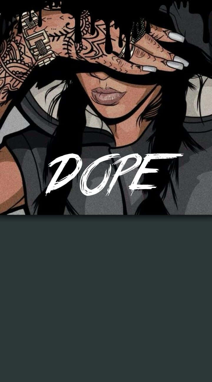 一個有紋身的女人用一隻手遮住眼睛，而「DOPE」這個詞出現在她的胸前。