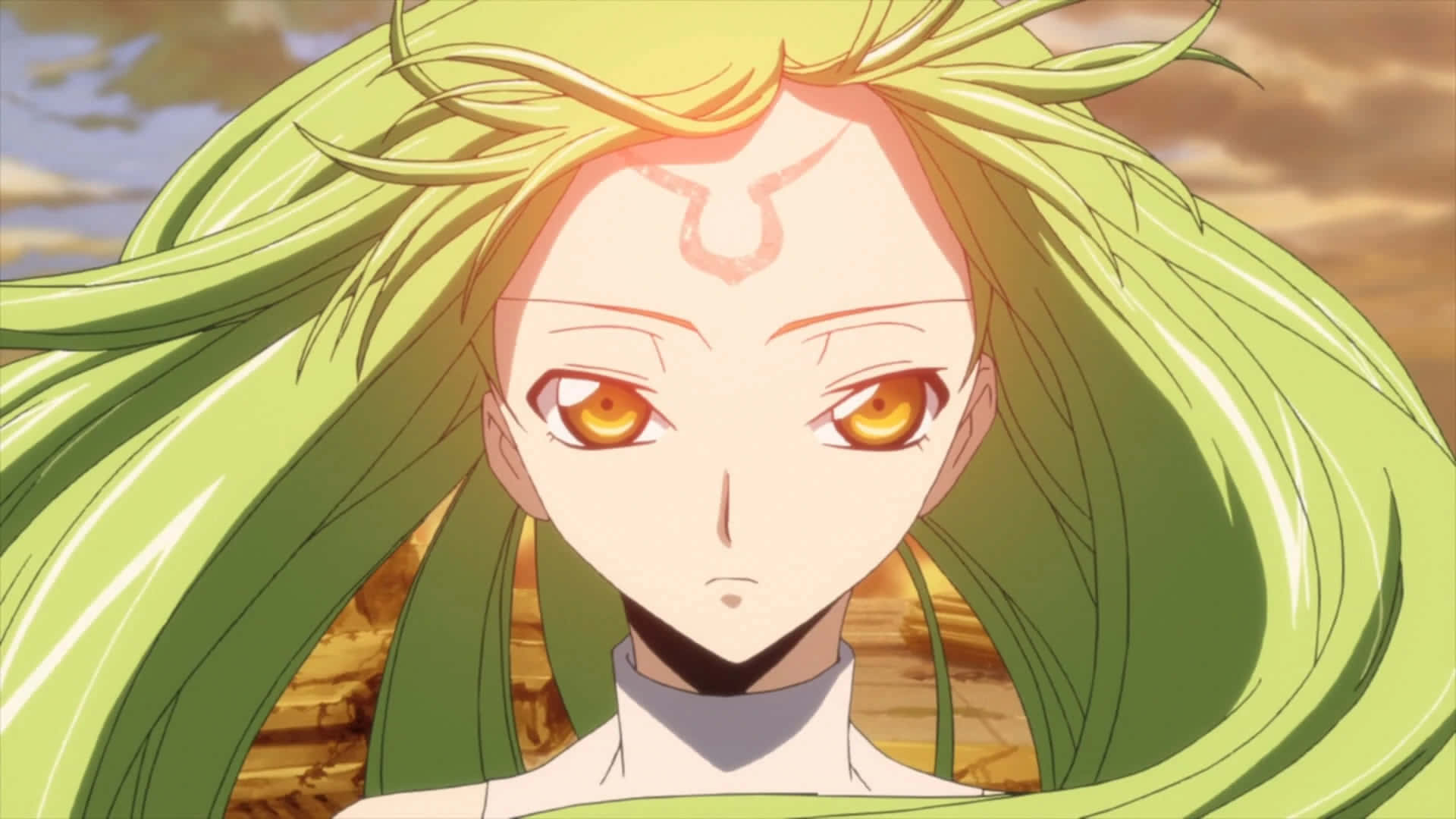 跟隨《Code Geass》中的「王者」力量 壁紙 — 一個近距離的動漫角色，擁有長長的綠色飄逸頭髮和發光的琥珀色眼睛，在溫暖的日落天空下向前凝視。