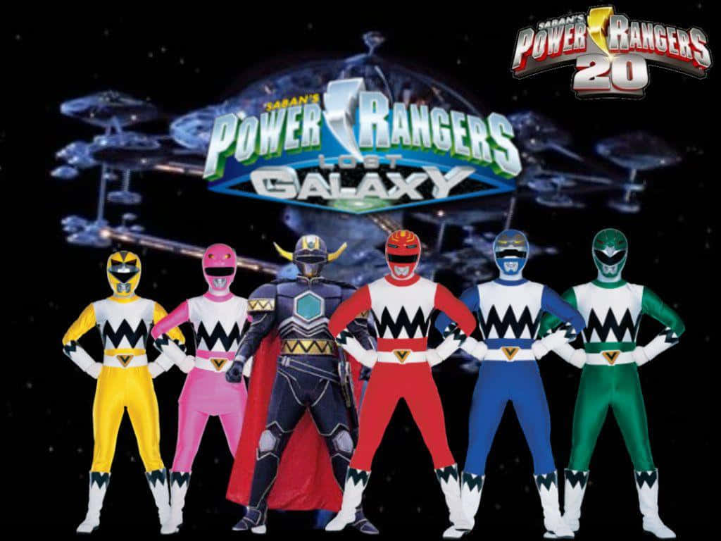 跟隨Power Rangers踏上勇氣與正義的冒險旅程 壁紙 — 六位身穿彩色戰衣的Power Rangers在星空太空背景下，與太空船和標誌一起英勇站立。