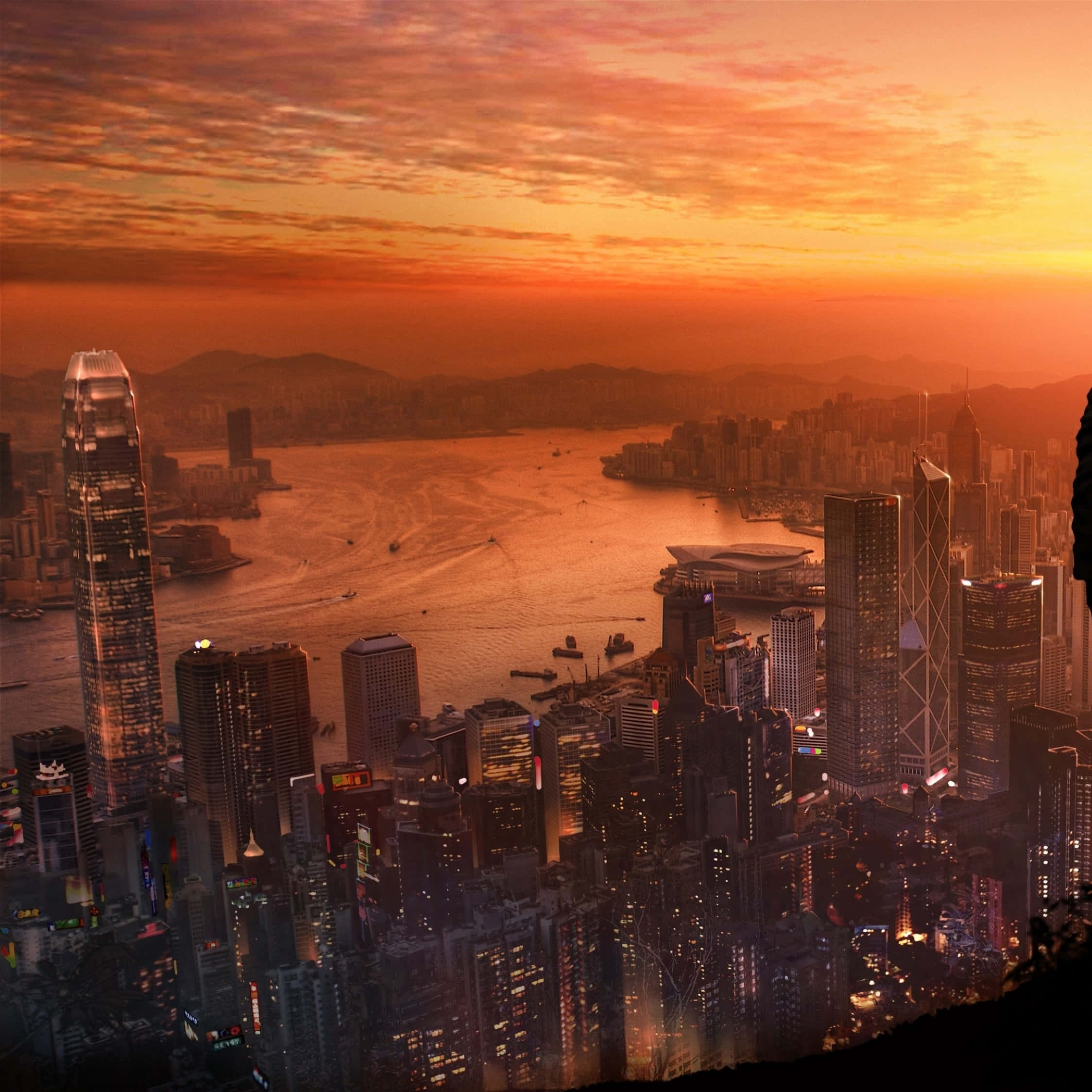 跟隨Wei踏入《Sleeping Dogs 2》的精彩世界 壁紙 — 香港天際線上的壯麗日落，閃爍的摩天大樓和充滿活力的橙色天空倒映在港口水域中。