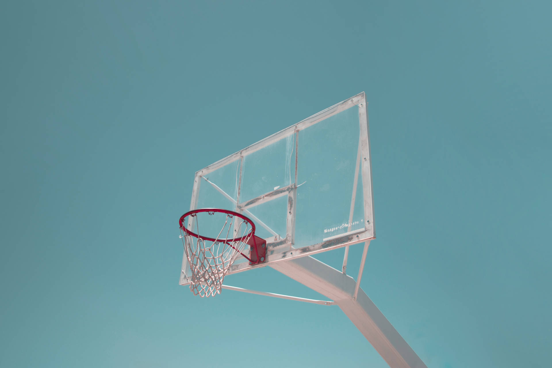 籃球框襯托青綠色天空