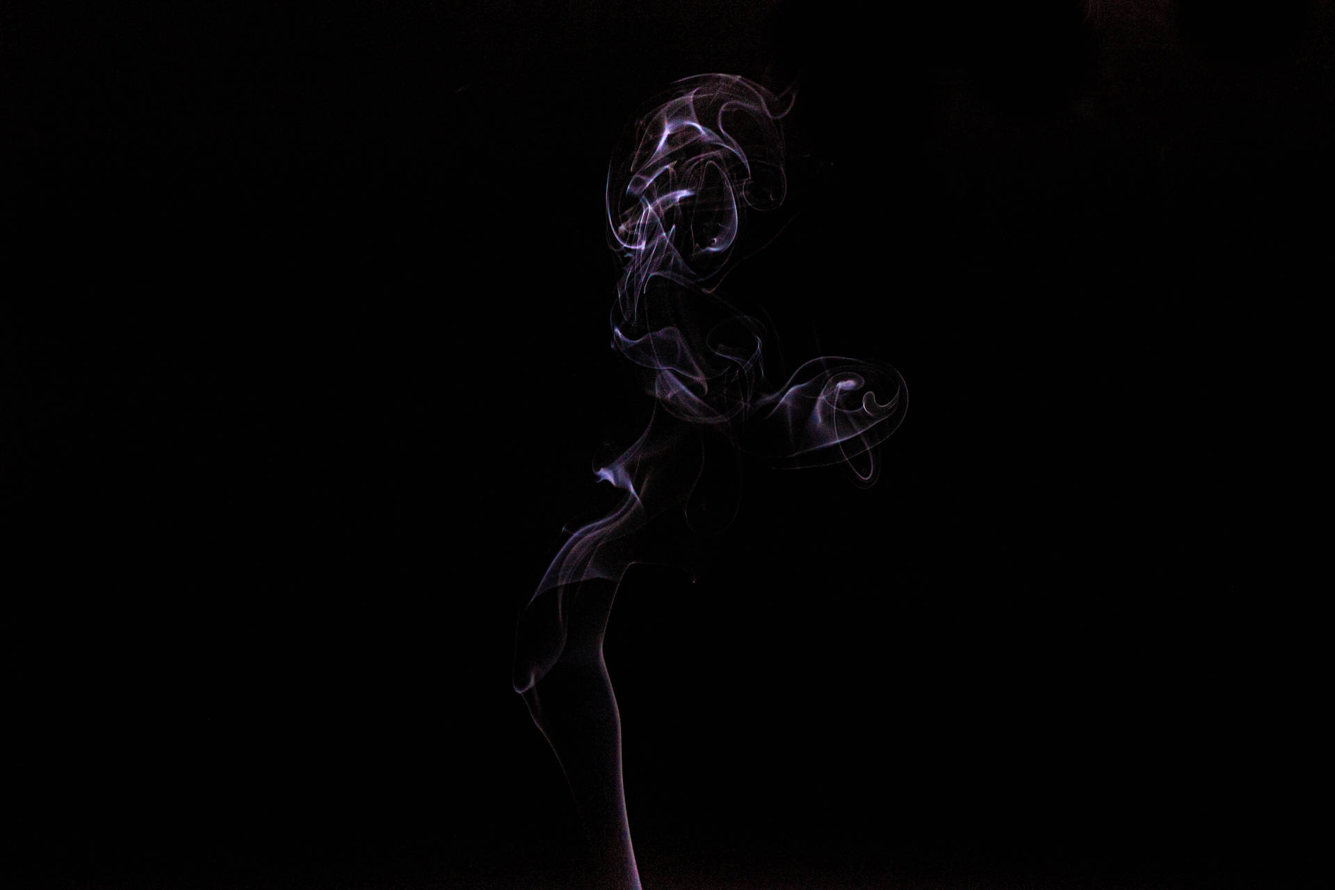 紫色煙霧在黑暗虛空中升起並扭曲，形成優雅、幽靈般的輪廓。 — 圖案 壁紙