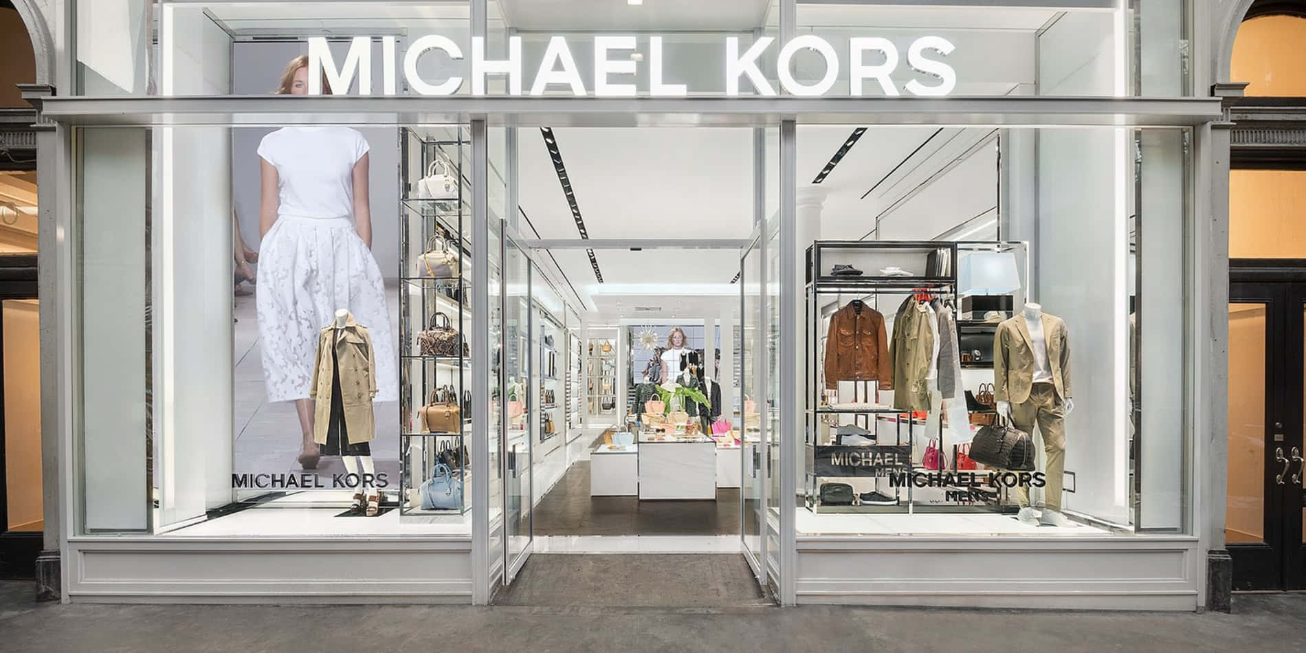 Michael Kors時裝店，透過玻璃窗可見人體模型和展示品。