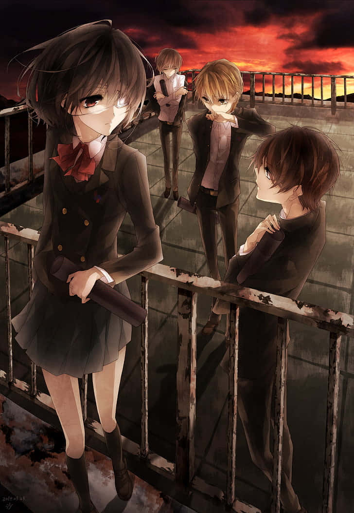 四個動畫學生穿著校服，在夕陽下的生鏽屋頂上。