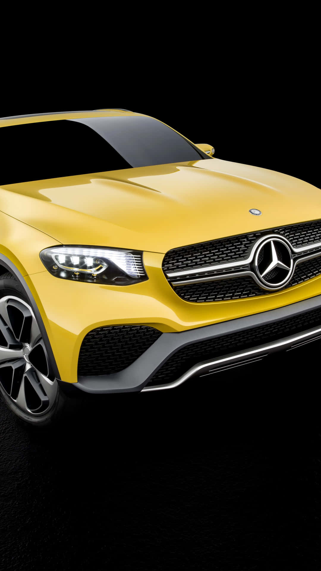 黃色 Mercedes-Benz SUV 正面視圖，黑色背景