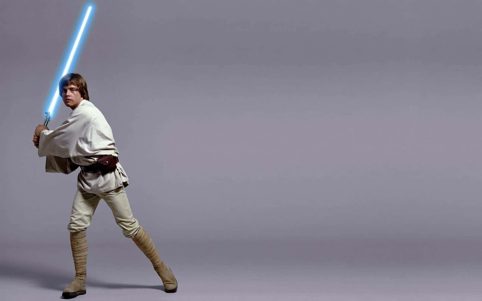 Luke Skywalker 手持藍色光劍擺出戰鬥姿勢。