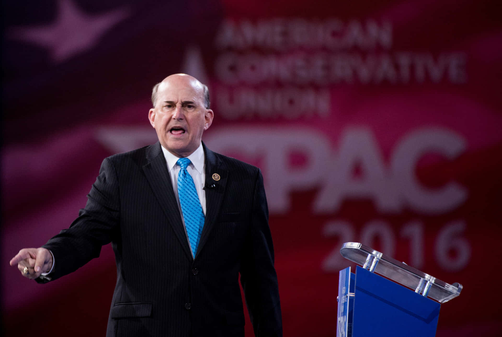政治人物在American Conservative Union PAC 2016活動中穿著正式服裝發言。