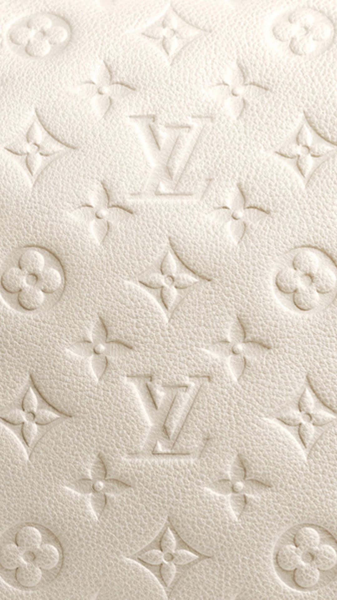 路易威登圖案浮雕 壁紙 — 奶油白色紋理皮革特寫，帶有壓花 Louis Vuitton 字母組合和花卉圖案。