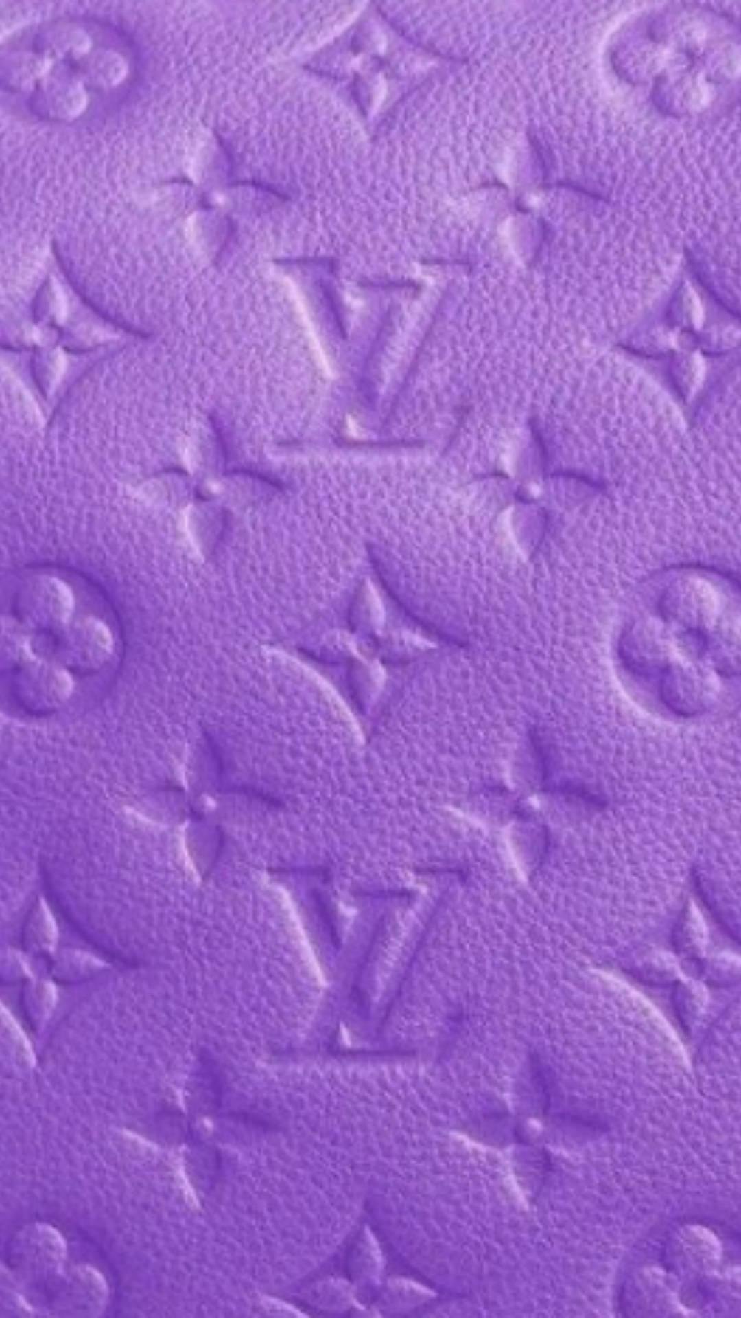 帶有路易威登字母組合壓印圖案的紫色皮革。