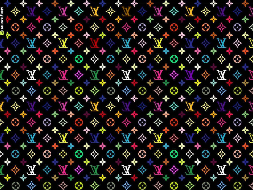 路易威登彩虹印花黑底 壁紙 — 鮮豔多彩的 Louis Vuitton 字母組合標誌在黑色背景上以密集圖案重複。