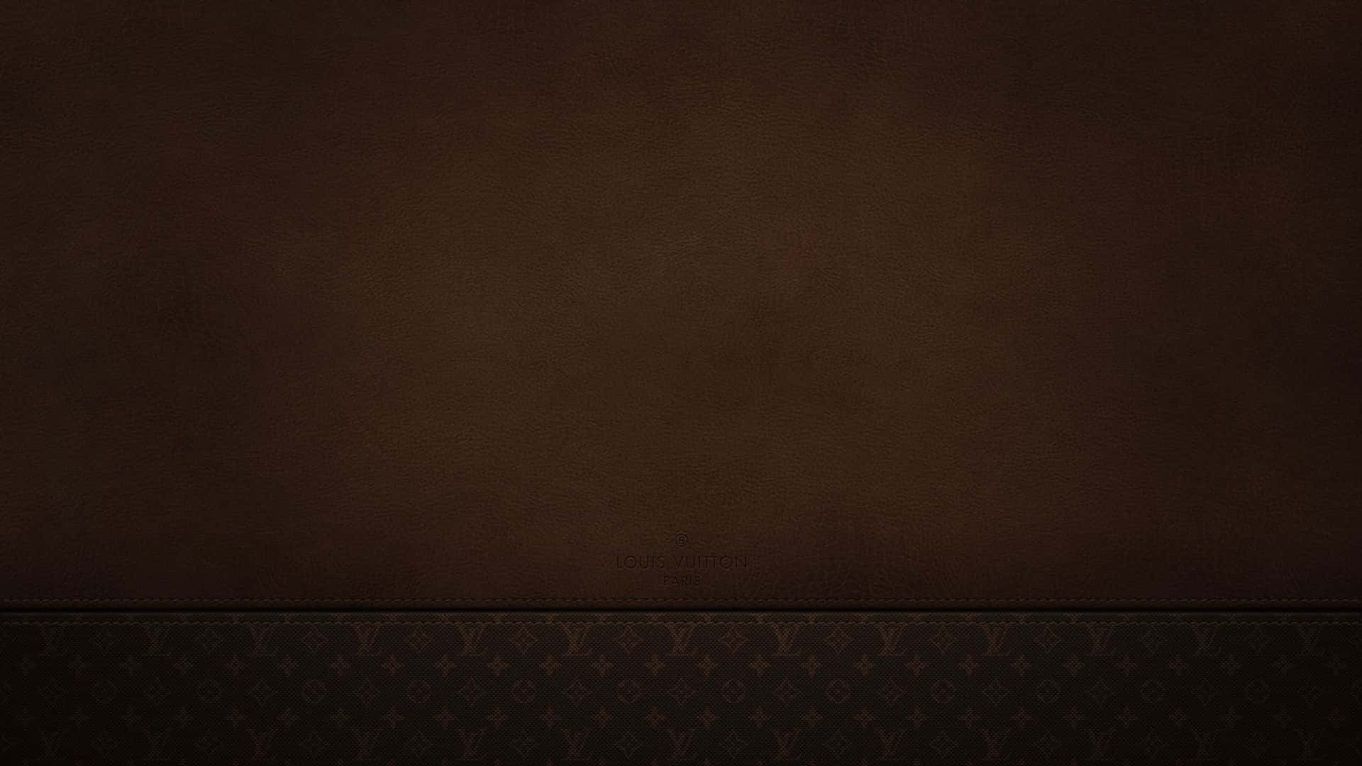深棕色皮革牆，底部帶有 Louis Vuitton 字母圖案。