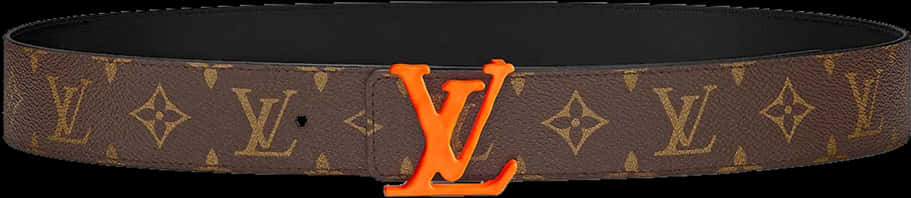路易威登橙色經典圖騰腰帶 壁紙 — 一條棕色Louis Vuitton皮帶，帶有金色字母組合圖案和亮橙色LV扣環，背景為白色。