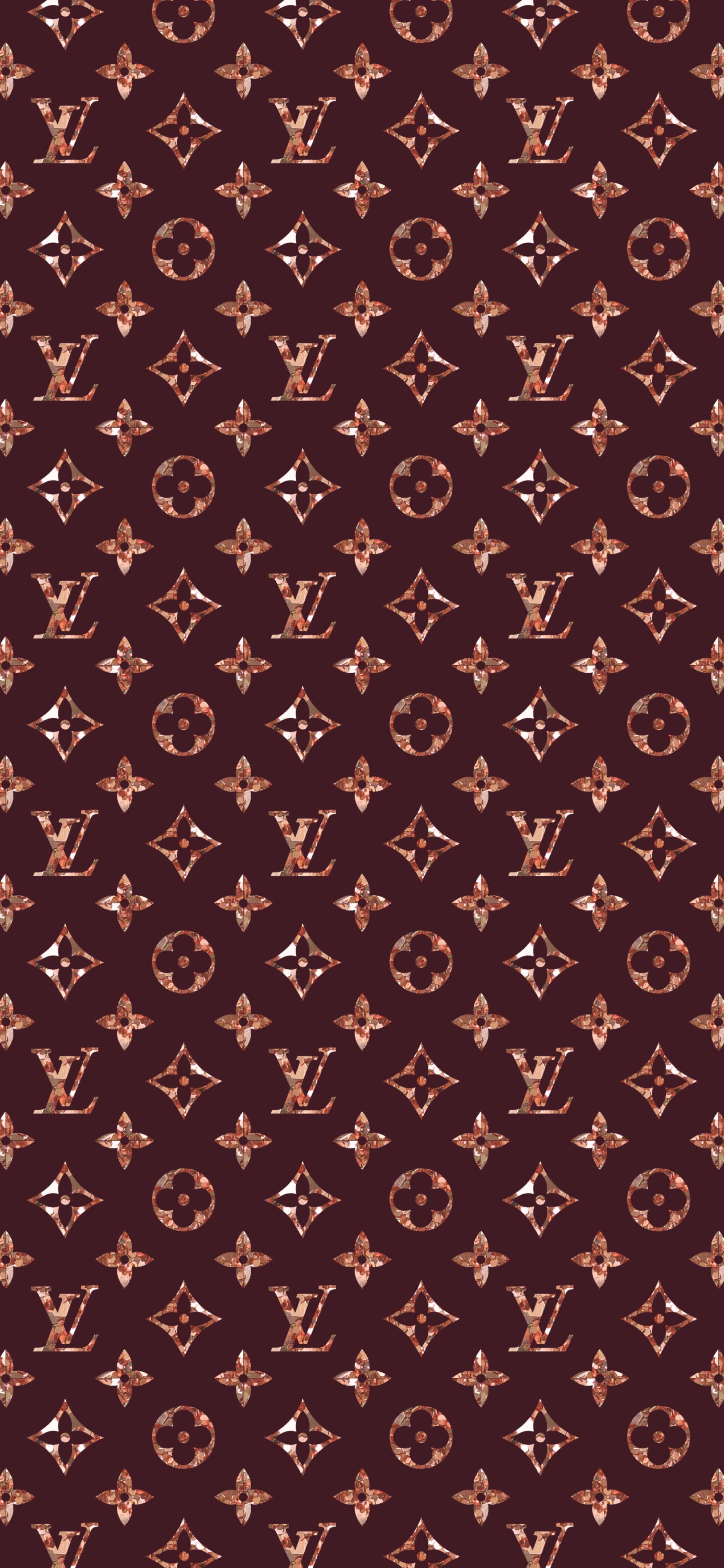 路易威登玫瑰金 iPhone 壁紙 — 在深酒紅色背景上重複出現的玫瑰金色 Louis Vuitton 字母組合標誌圖案。