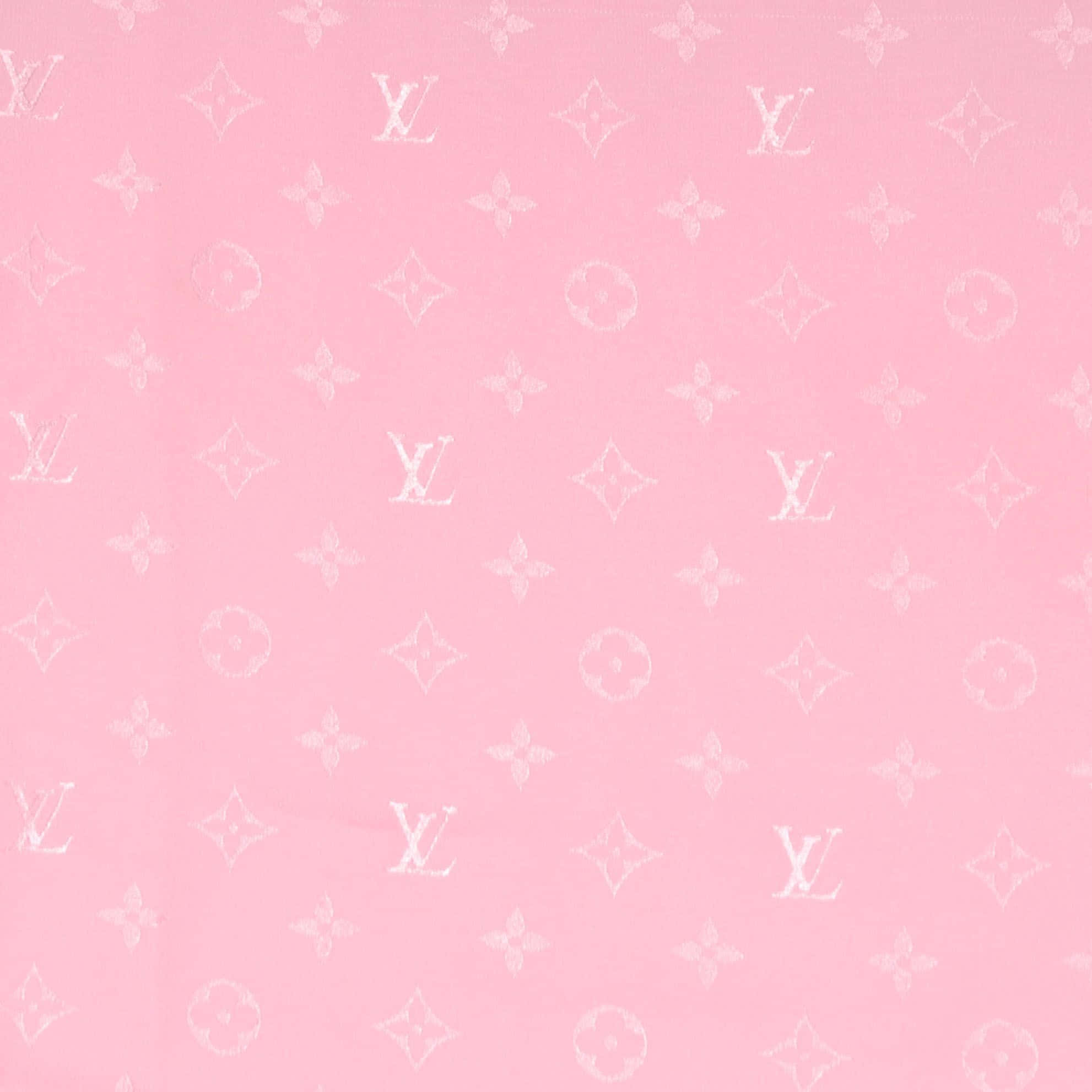 路易威登粉紅Y2K背景 壁紙 — 粉紅色布料，帶有重複的白色 Louis Vuitton 字母組合圖案，質地柔軟。