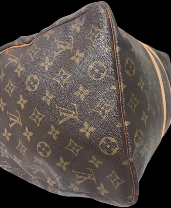 路易威登經典圖騰特寫 壁紙 — 黑色背景上，棕色路易威登經典花紋帆布手袋的特寫，帶有金色標誌和棕褐色縫線。