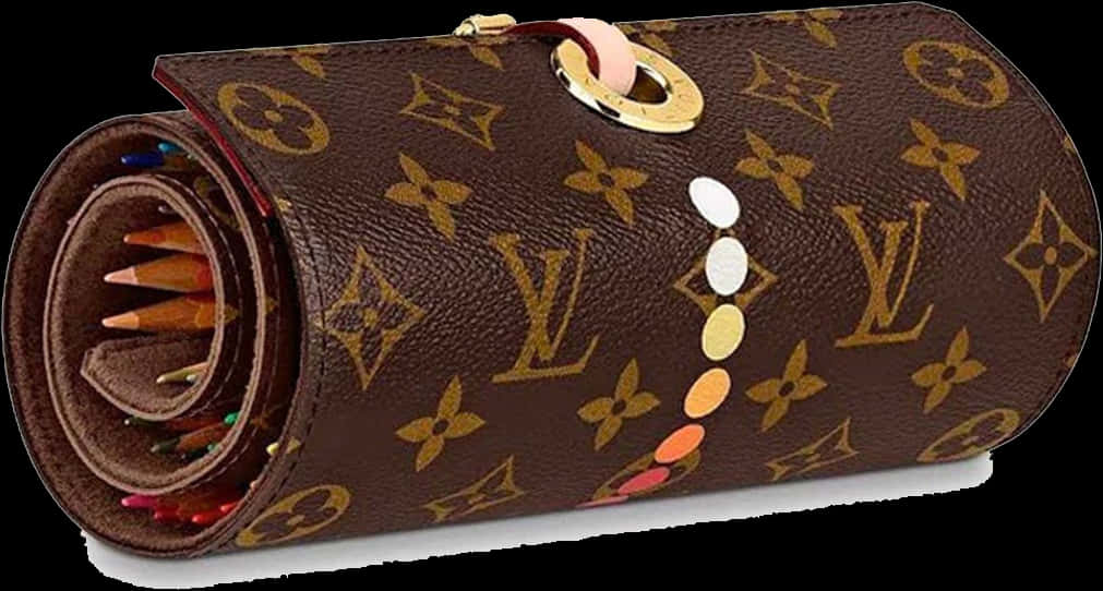 路易威登經典圖騰鉛筆盒 壁紙 — 一個棕色Louis Vuitton monogram帆布鉛筆盒打開，露出裡面的彩色鉛筆。