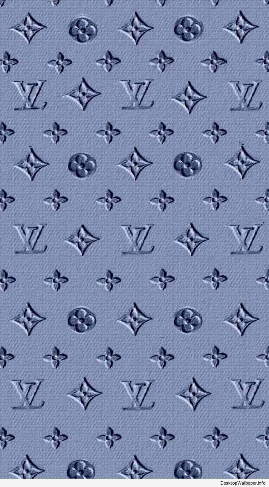 帶有壓花 Louis Vuitton 字母組合和花卉圖案的藍色紋理牆紙。
