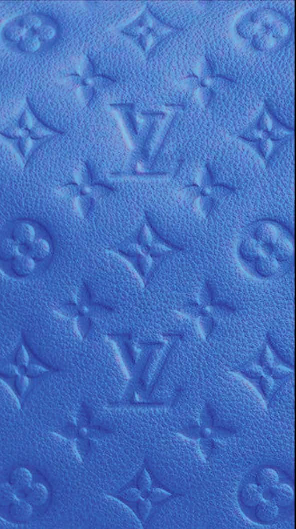 帶有壓印路易威登字母組合圖案的藍色皮革。