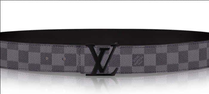 路易威登黑灰格紋腰帶 壁紙 — 一條時尚的 Louis Vuitton 皮帶，採用 monogram 帆布和黑色扣環，放置在反光的白色表面上。