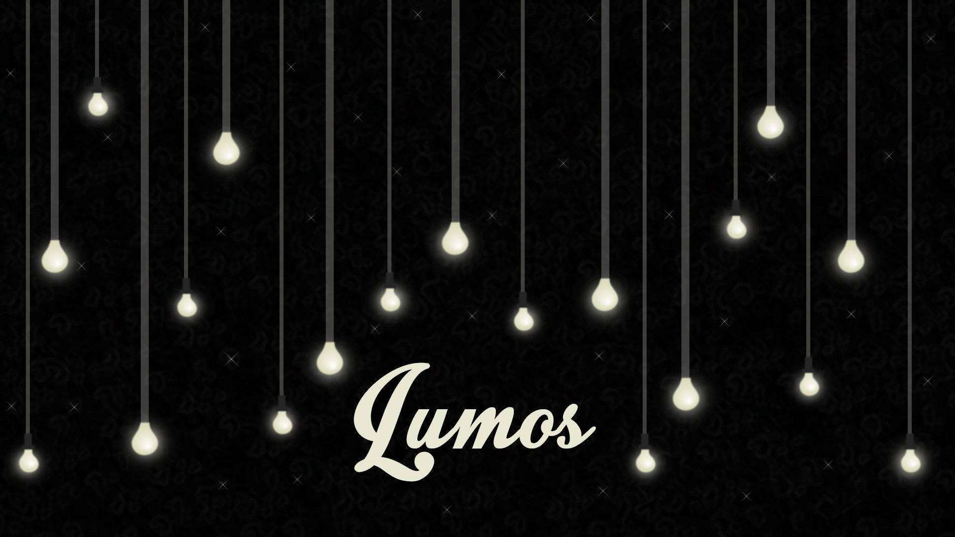 懸掛的發光燈泡，在深色圖案背景上帶有「Lumos」文字。