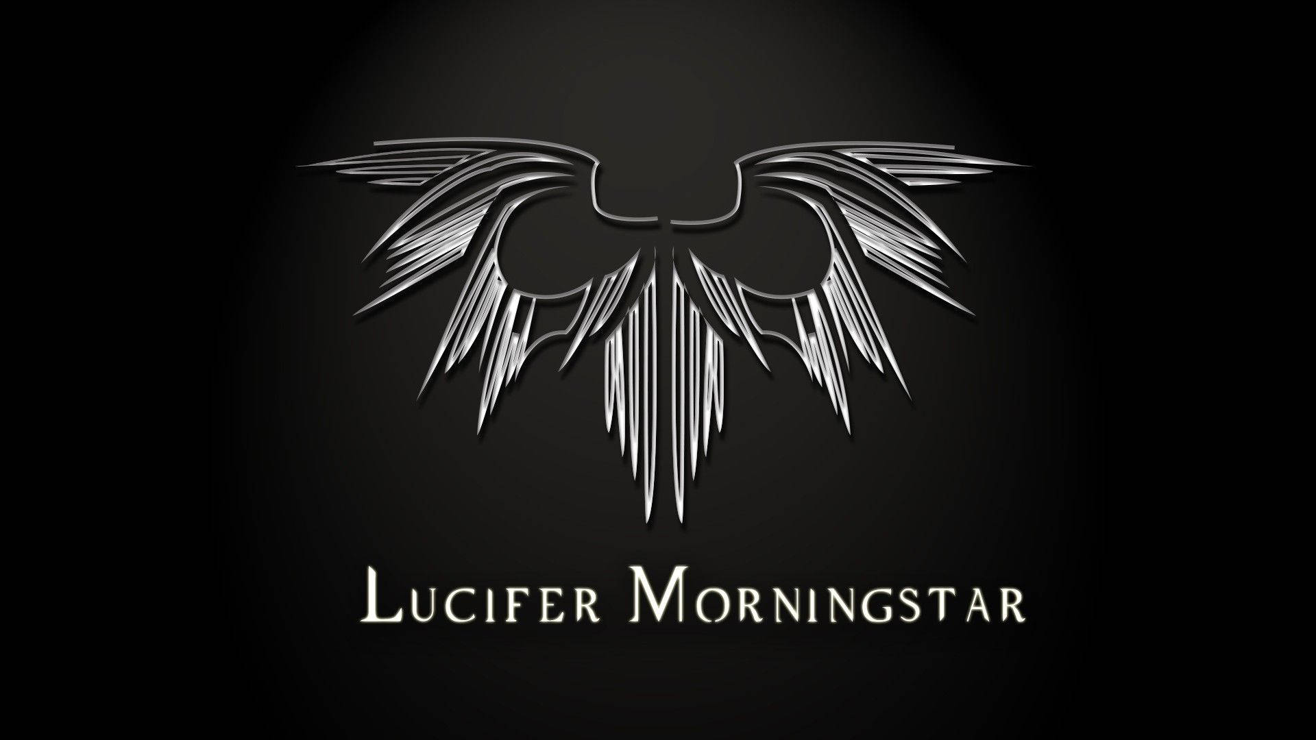 深色背景上帶有Lucifer Morningstar文字的銀色帶翼徽章