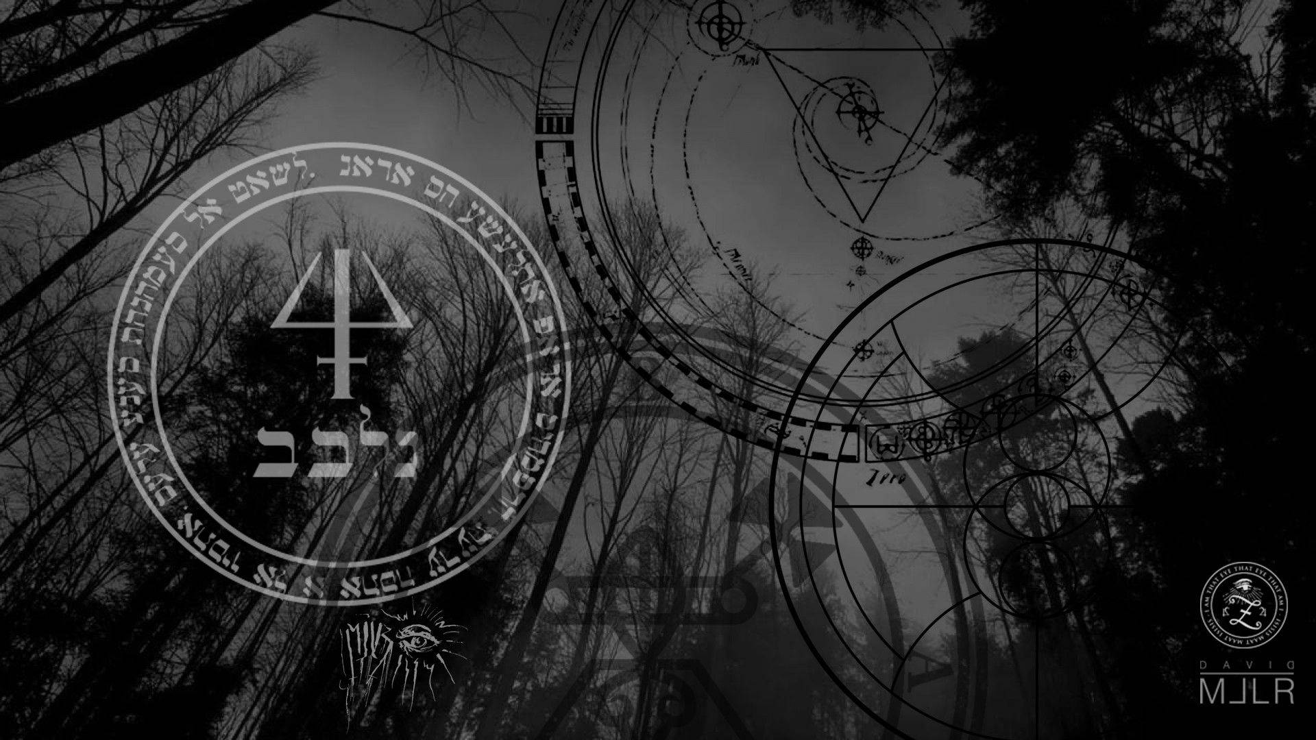 單色中疊加了神秘符號和希伯來文文字的黑暗森林。
