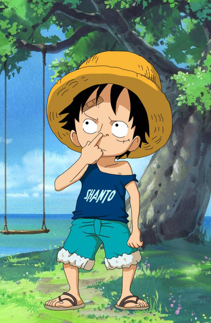 路飛搞笑海灘造型 壁紙 — 年輕動漫男孩戴著草帽站在樹下，靠近海邊的鞦韆，表情若有所思。