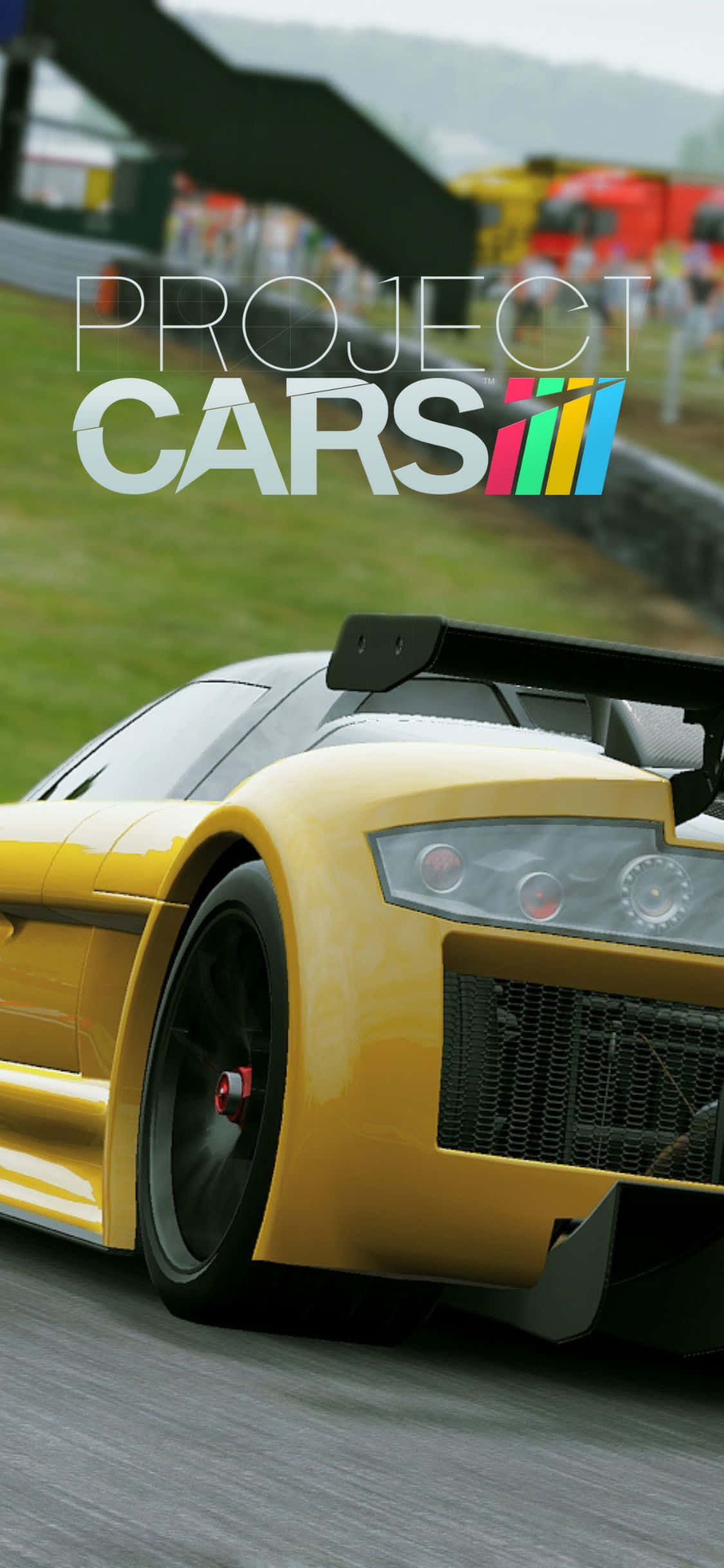 跳上新 iPhone Xs 駕駛座，駕馭 Project Cars 遊戲吧！ 壁紙 — 一輛充滿活力的黃色賽車在潮濕的賽道上飛馳，背景是模糊的綠色山丘和觀眾。