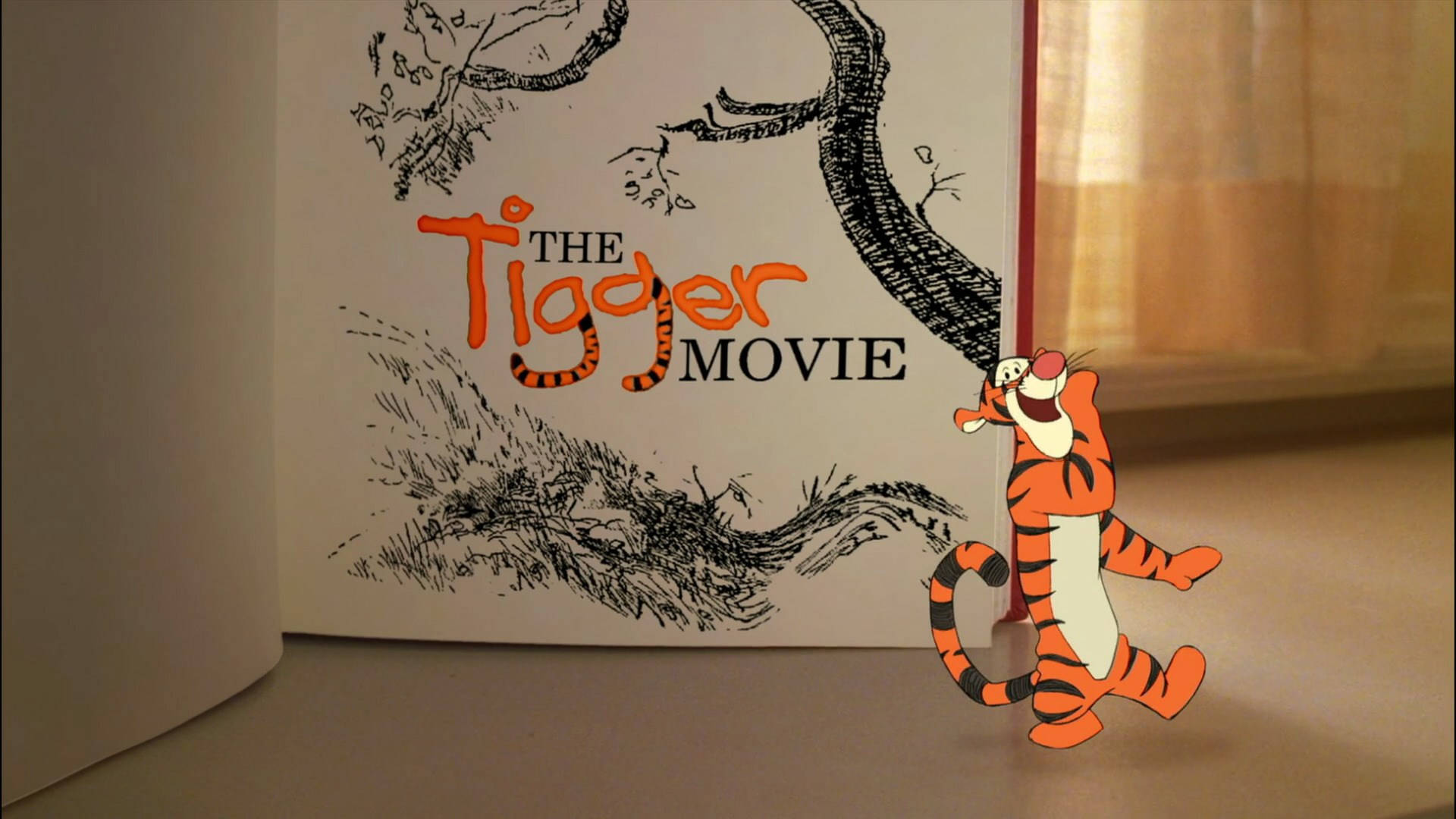 《跳跳虎電影》 壁紙 — 一個開朗的橙色老虎公仔從一本名為《The Tigger Movie》的打開書本中跳出，書中有素描風格的樹木插圖。