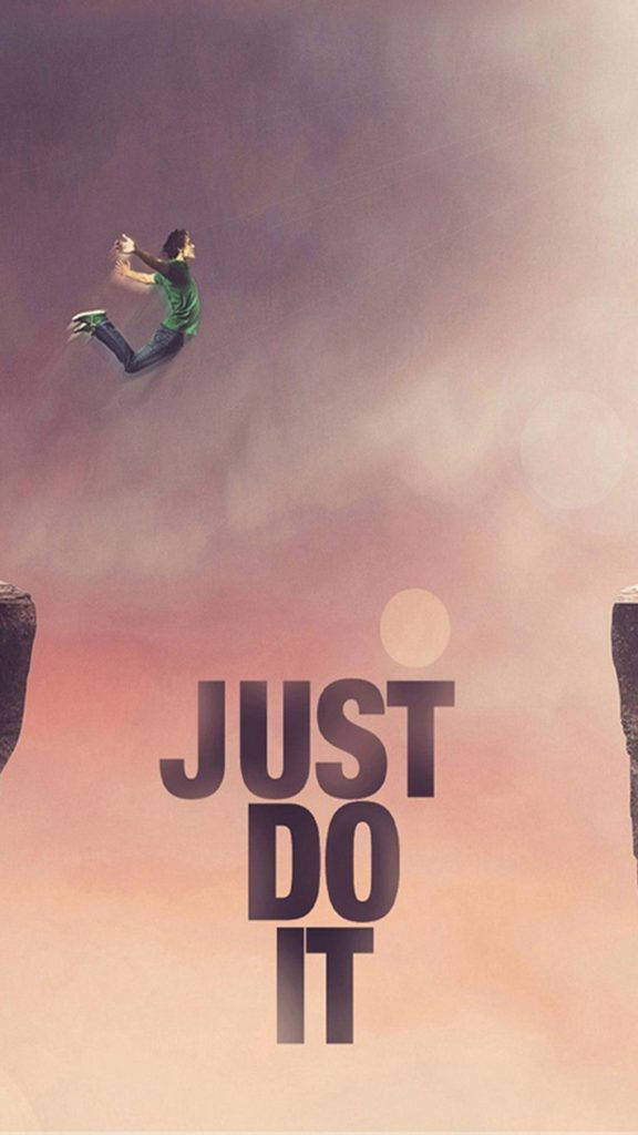 跳躍男子Nike iPhone壁紙 壁紙 — 一個人在粉紅色和紫色的柔和天空下跳躍於懸崖之間，並有粗體文字寫著 just do it。