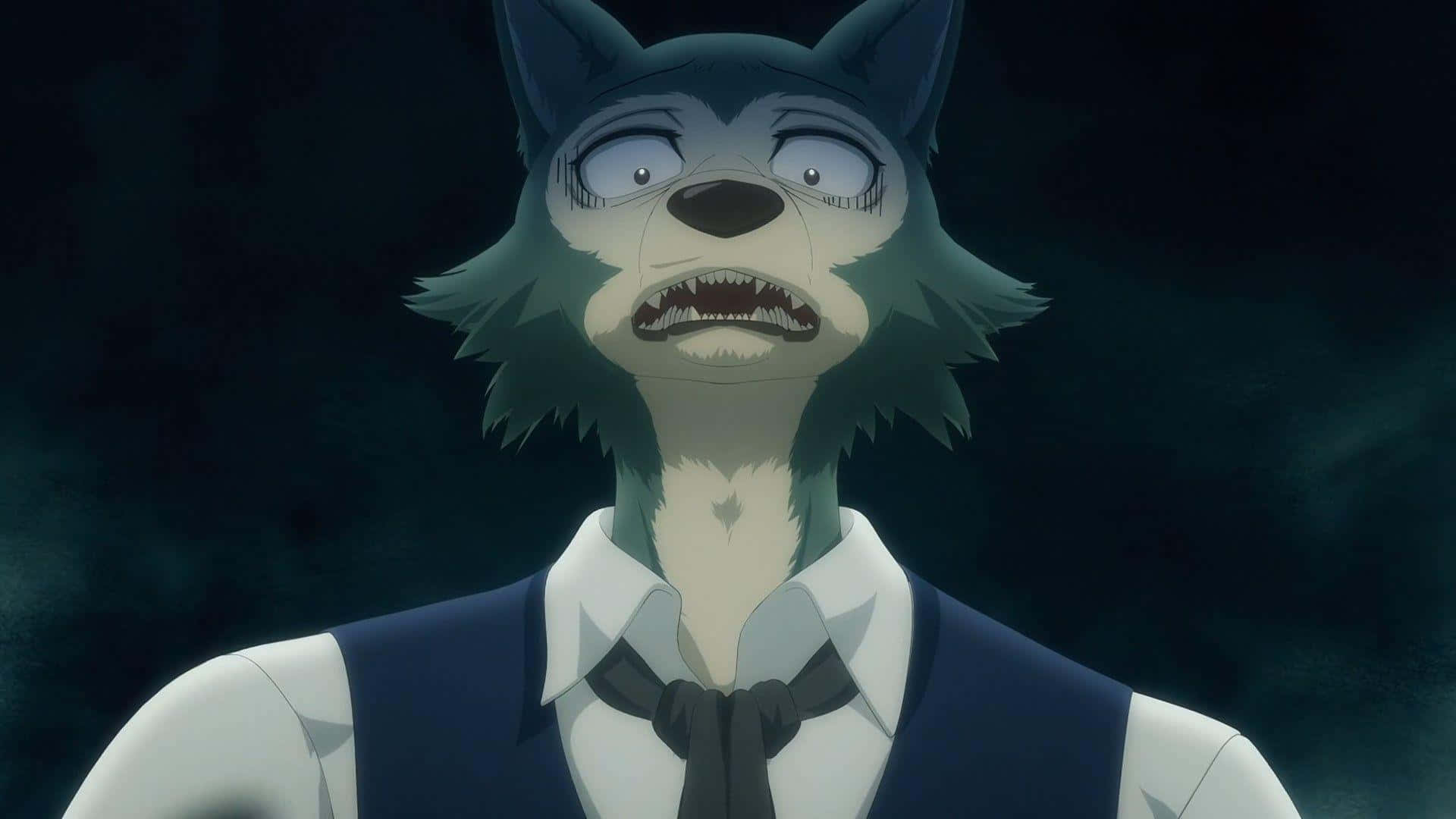 「踏入《BEASTARS》的夜生活冒險」 壁紙 — 一個受驚的狼樣動漫角色，穿著背心和領帶，在黑暗霧濛濛的背景前瞪大眼睛、露出牙齒凝視。