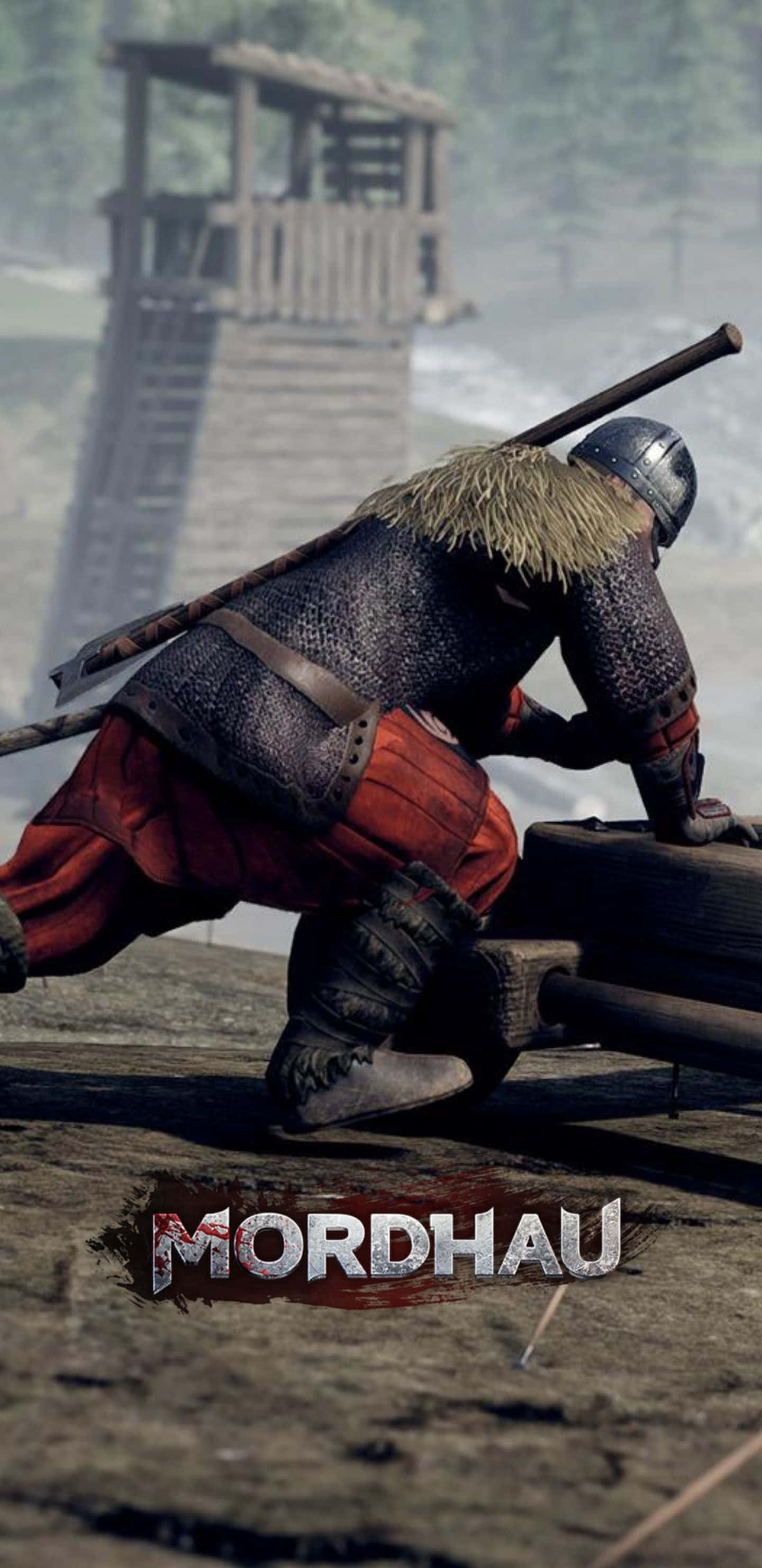 踏入《Mordhau》中世紀戰場，搭配 Google Pixel 3XL 壁紙 — 一位身穿鎖子甲和紅色褲子的中世紀戰士蹲在木製路障旁，背景有塔樓在迷霧中。