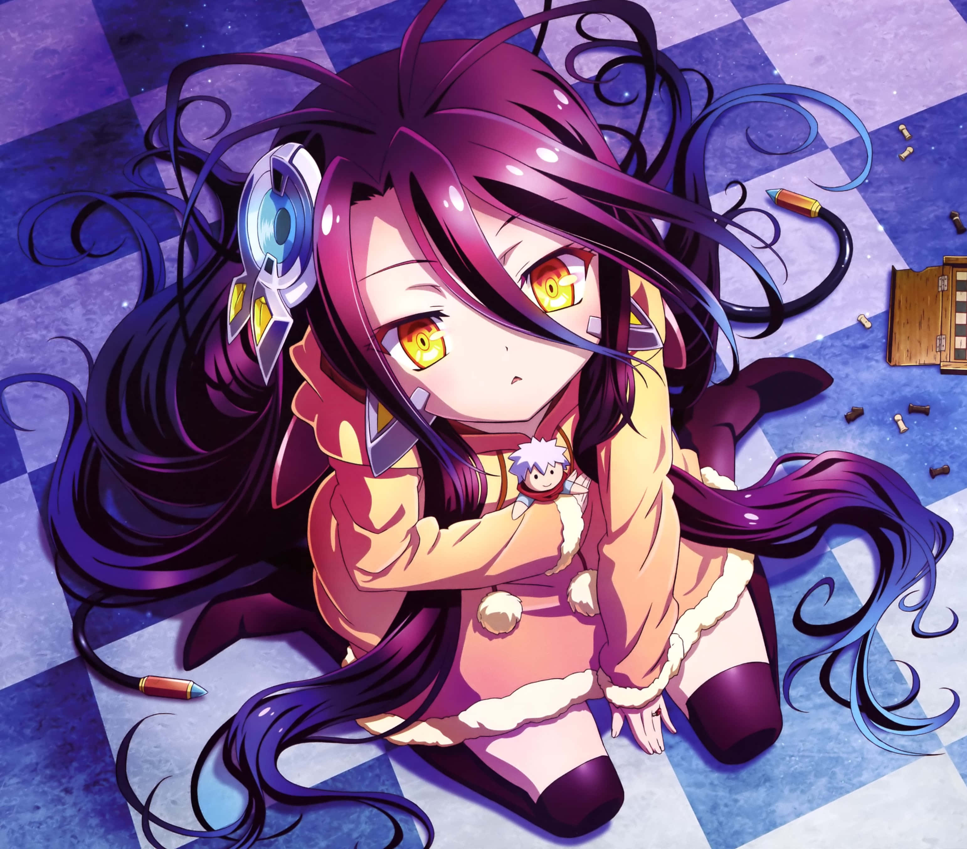 踏入《No Game No Life》的奇幻世界 壁紙 — 一個紫髮黃眼的Q版動漫女孩坐在棋盤格地板上，抱著一個小毛絨玩具。
