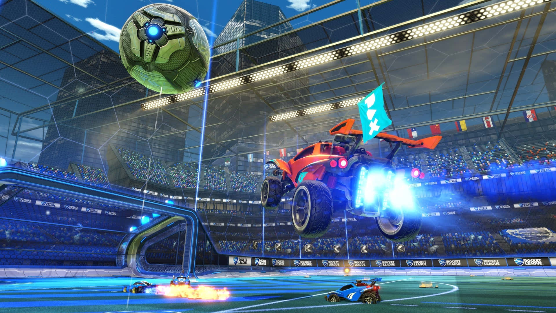 躍入 Rocket League 的競技場 壁紙 — 一架紅色火箭動力汽車在明亮的體育場燈光下，穿過未來主義的體育場，追逐一個發光的綠色足球。