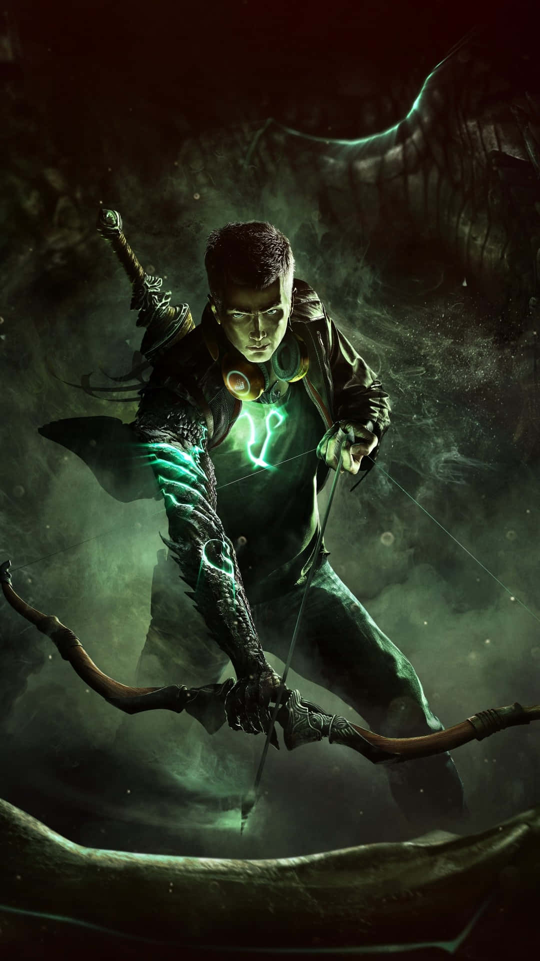 一名發光符文手臂的戰士在黑暗迷霧森林中拉弓。