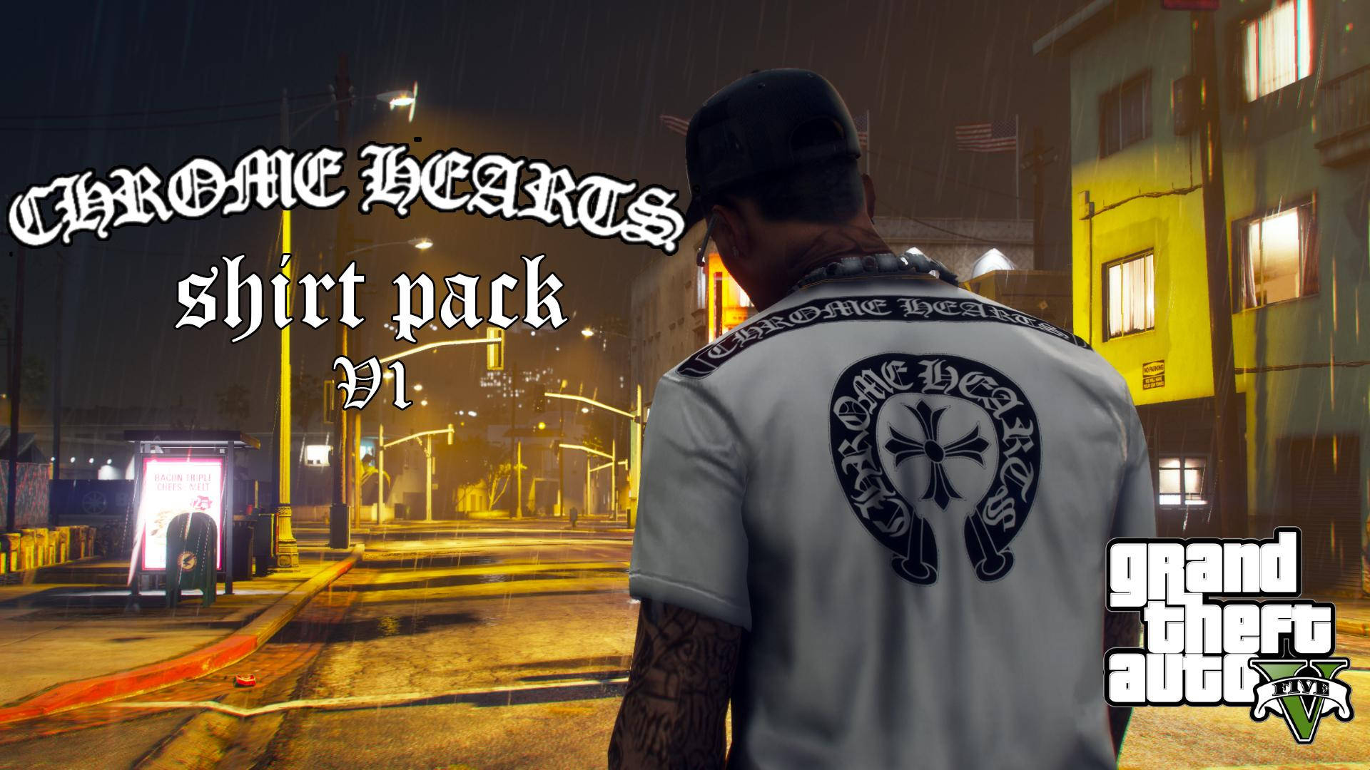 身穿 Chrome Hearts 衫的男子 壁紙 — 一名身穿Chrome Hearts襯衫的男子獨自站在夜晚被雨水浸濕的城市街道上，被溫暖的路燈和發光的窗戶照亮。