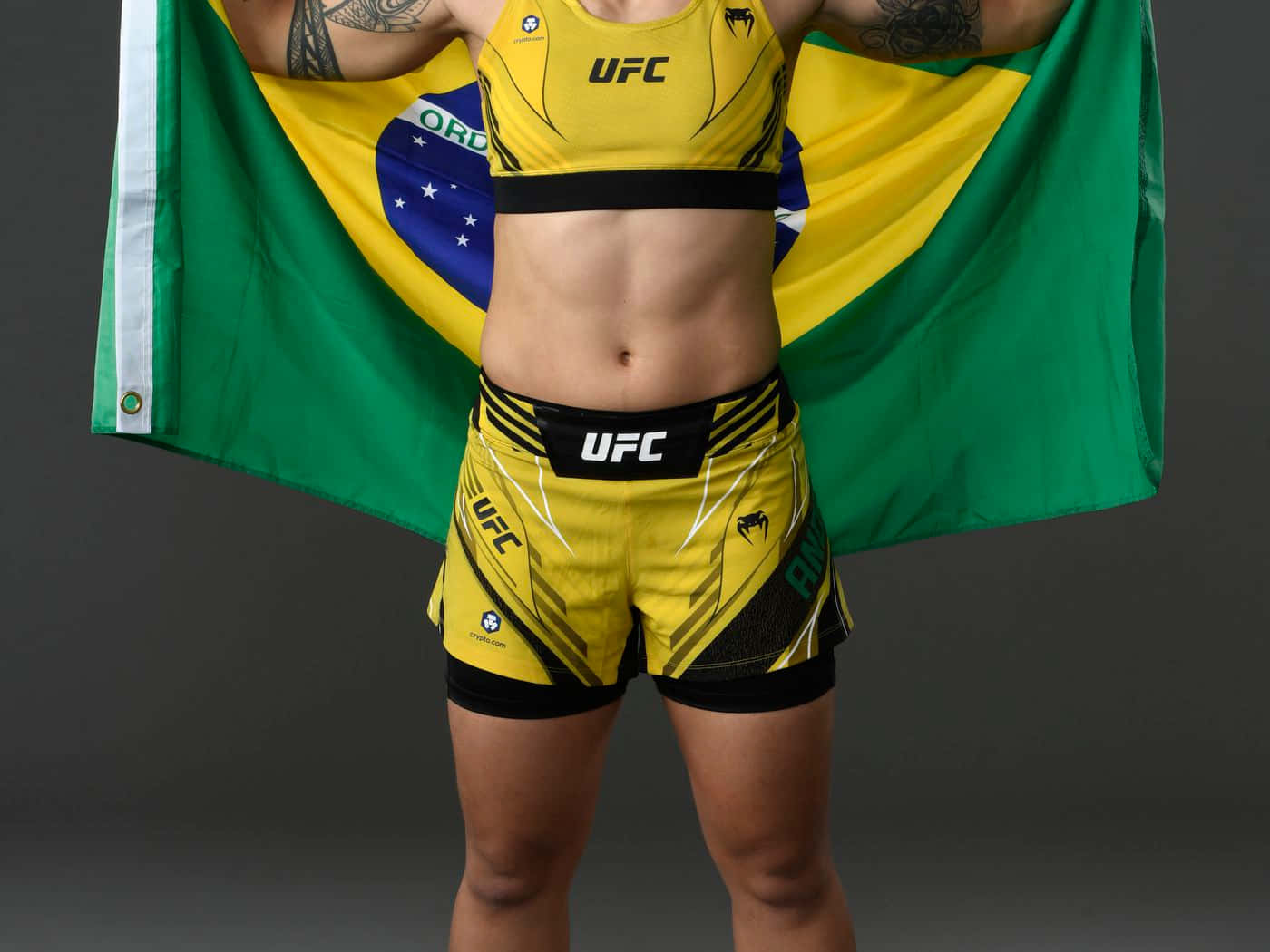 女性UFC拳手披巴西國旗於攝影棚中
